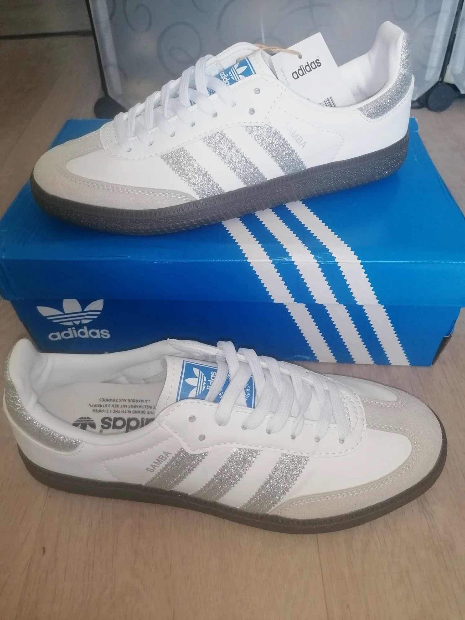 Baskets Adidas Samba blanches avec bandes argentées