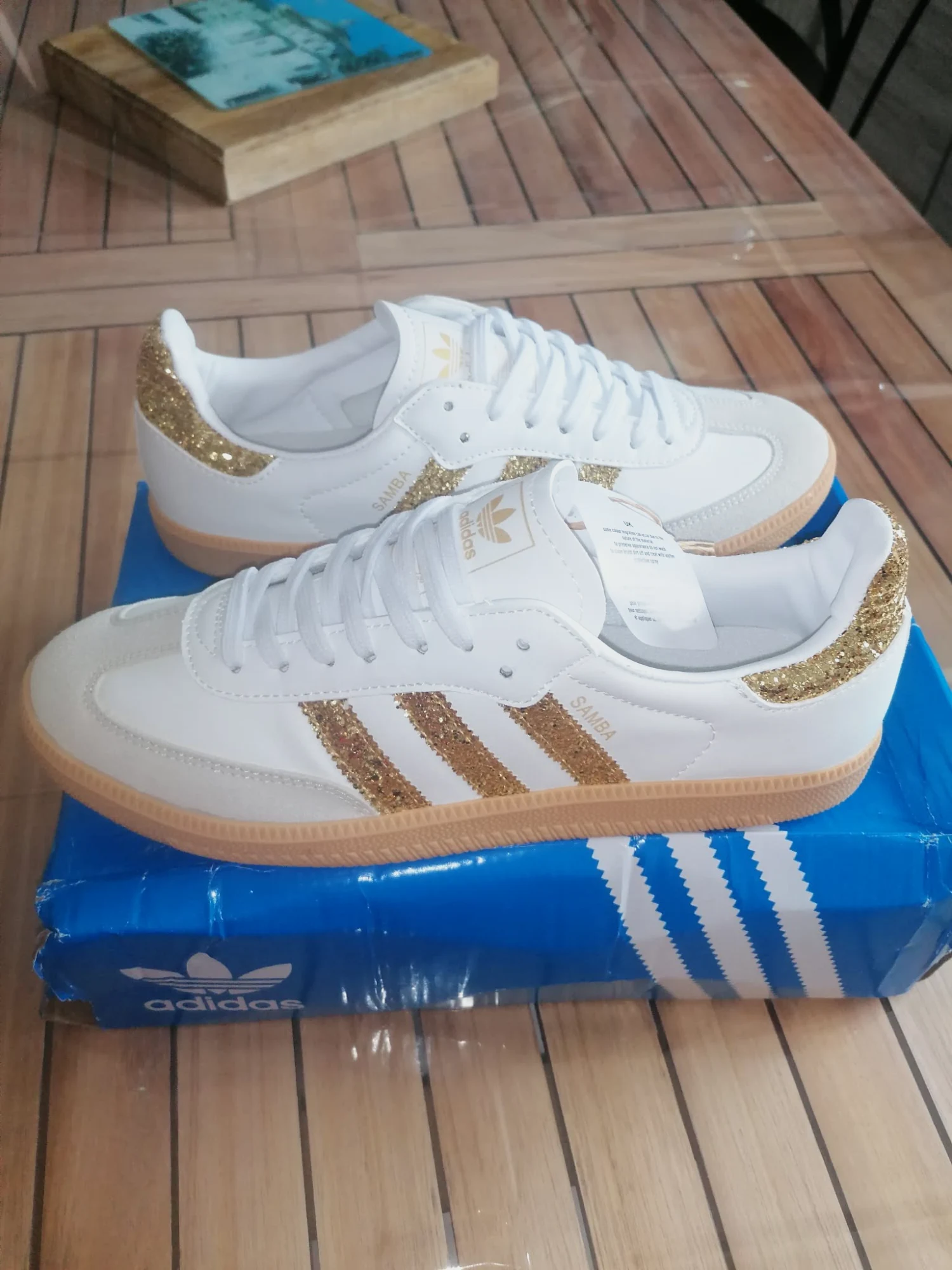 Baskets Adidas Samba blanches avec bandes dorées pailletées