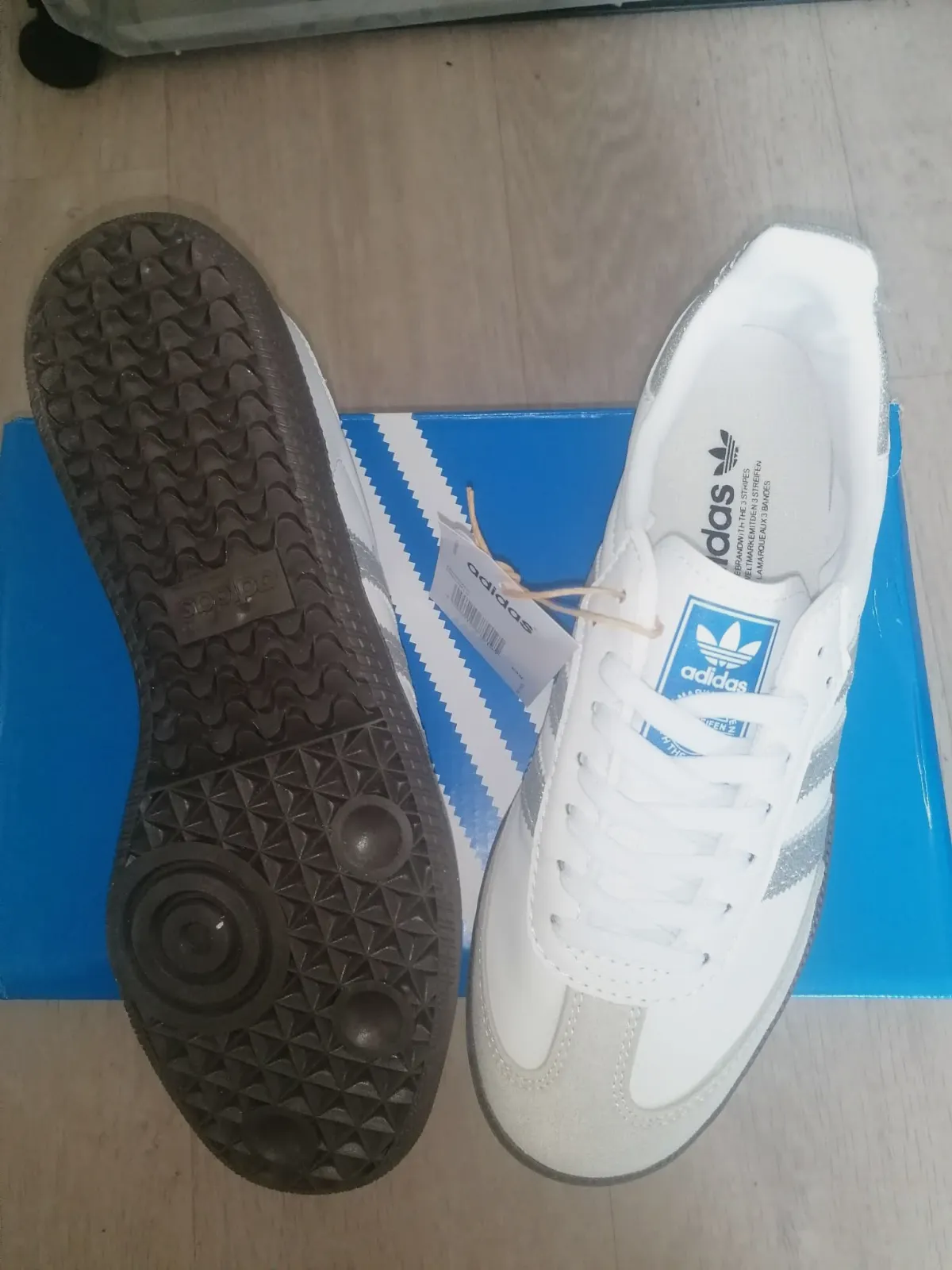 Baskets Adidas Samba blanches avec bandes argentées – Adidas – taille EU 39 3