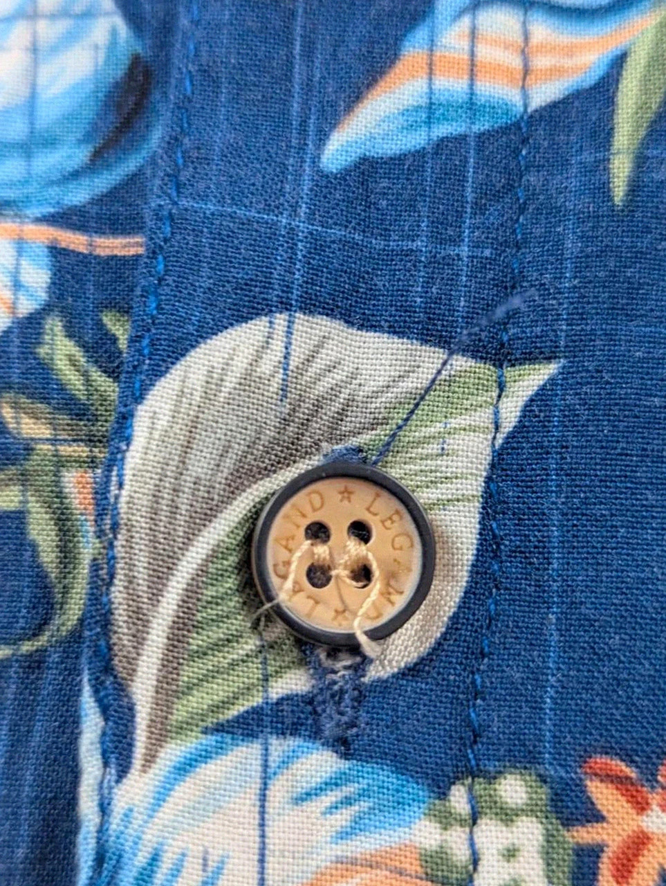 Chemise hawaïenne Legand vintage floral bleu hibiscus viscose fluide beachwear M vintage dressing – Vintage Dressing – taille M 4
