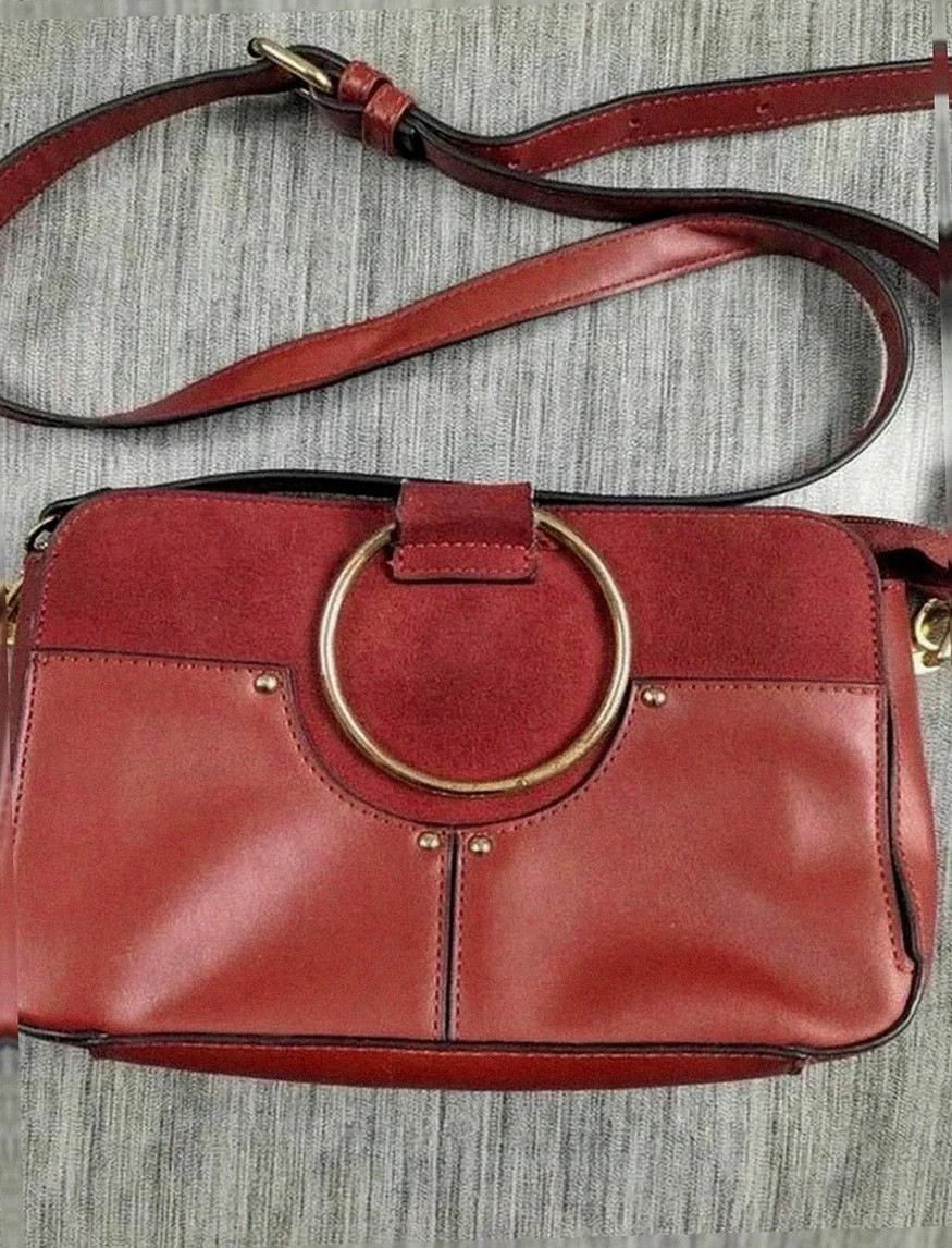 Sac bandoulière Moa – Rouge Bordeaux, détails dorés