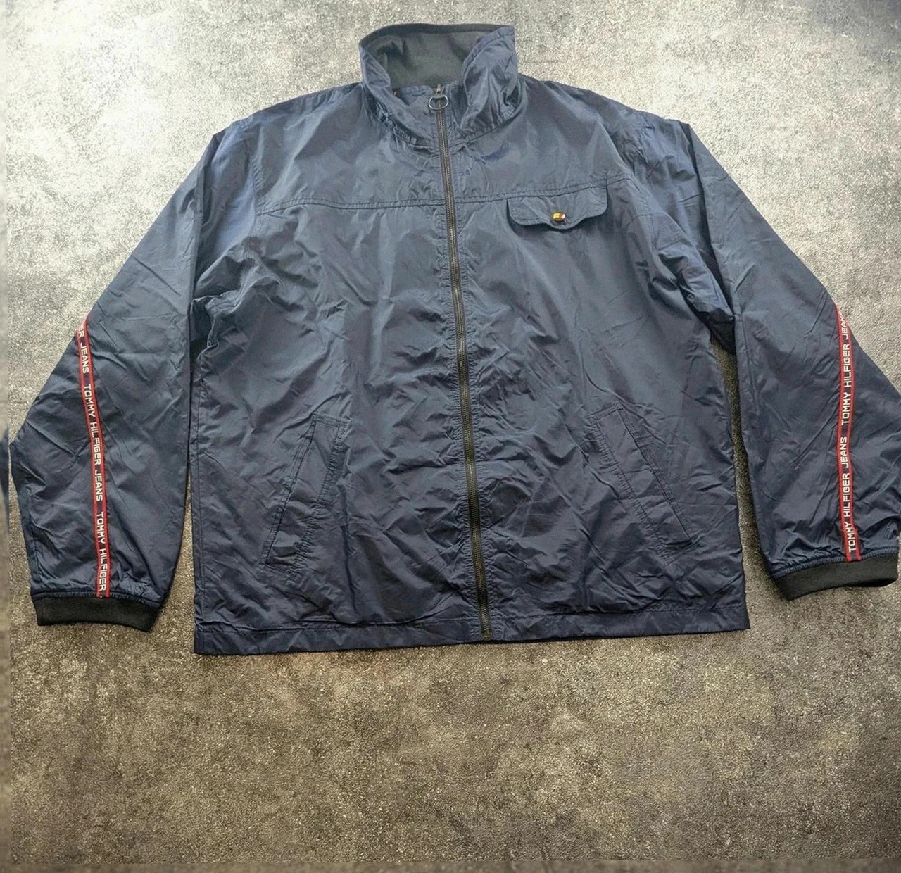 Veste Tommy Hilfiger jeans coupe vent nylon vintage bleu marine zip logo bande M L – Tommy Hilfiger – taille L