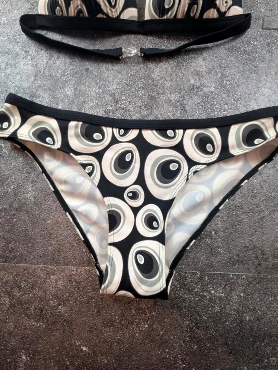 Titre : Bikini triangle rétro psychédélique noir beige Rodeo taille L – Rodeo Sports – taille L / 40 / 12 4