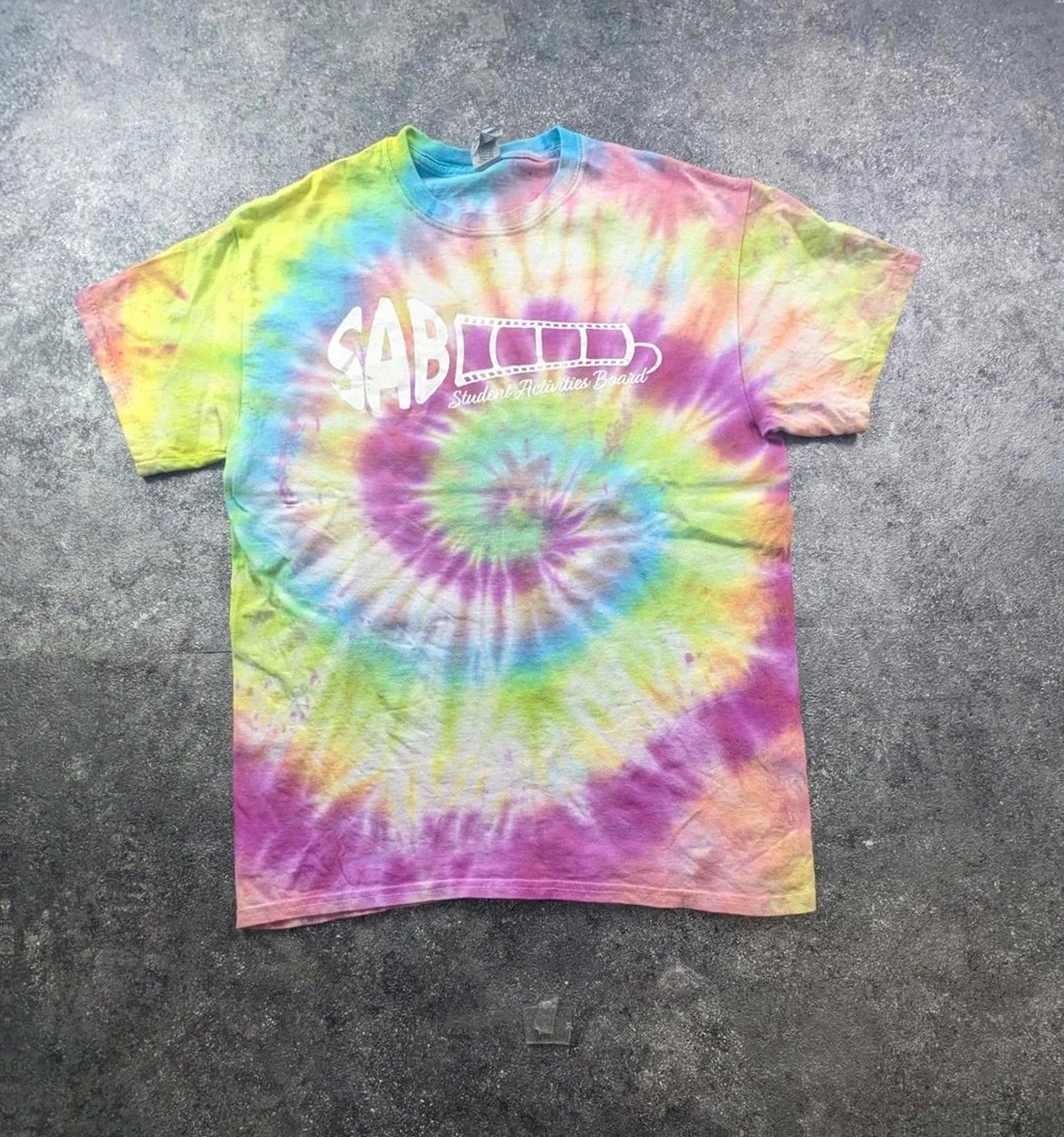 T-shirt rainbow tie dye pastel Sab Student Activities Board spiral Y2K M – Gildan – taille M 2