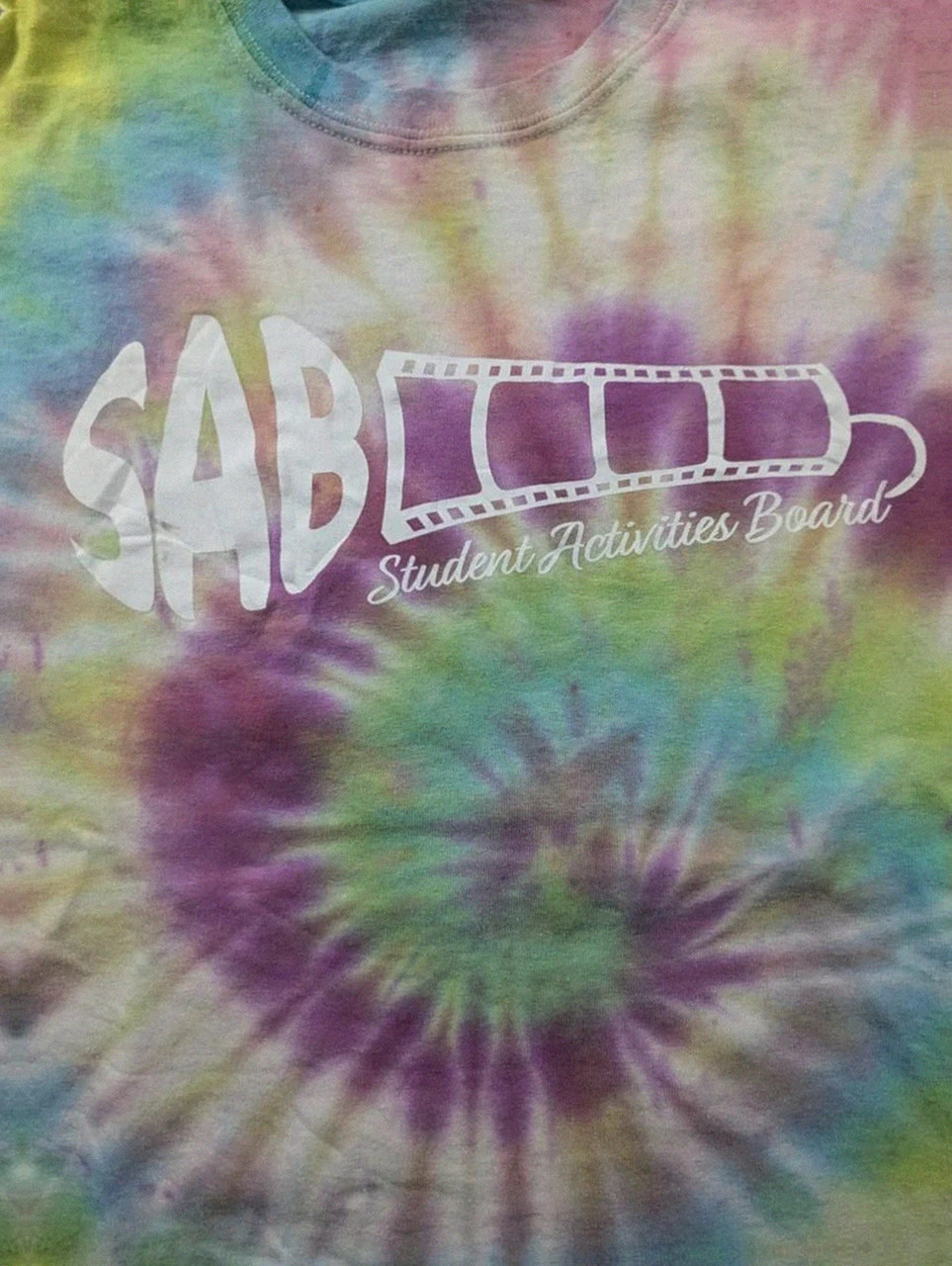 T-shirt rainbow tie dye pastel Sab Student Activities Board spiral Y2K M – Gildan – taille M 4