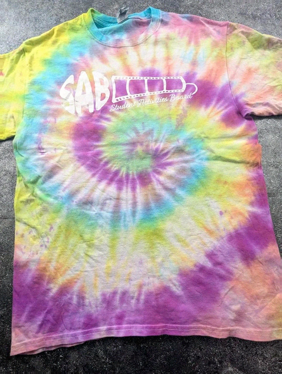 T-shirt rainbow tie dye pastel Sab Student Activities Board spiral Y2K M – Gildan – taille M 3