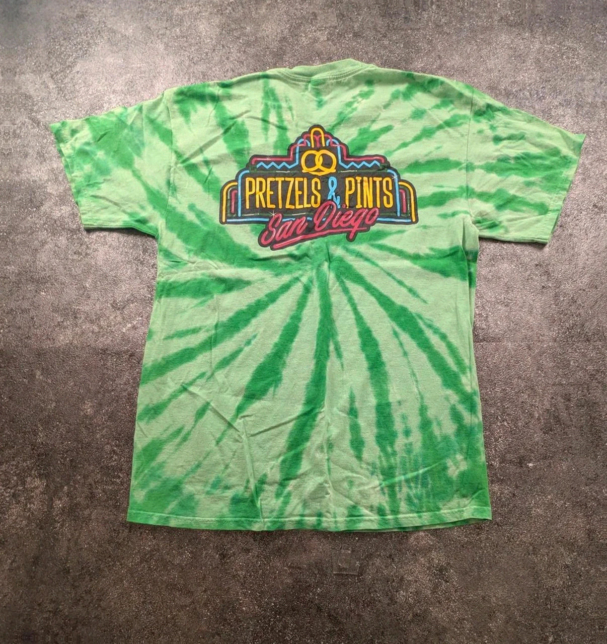 T-shirt Pretzels & Pints tie dye San Diego spiral surf skate festival Usa L – Port & Company – taille L 3