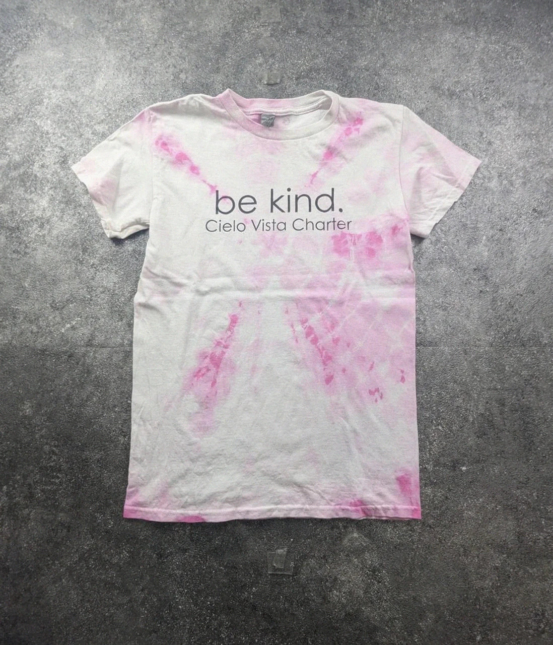 T-shirt Be Kind Tie Dye Cielo Vista Charter Rose Y2K Casual S made – Gildan – taille S / 36 / 8 2