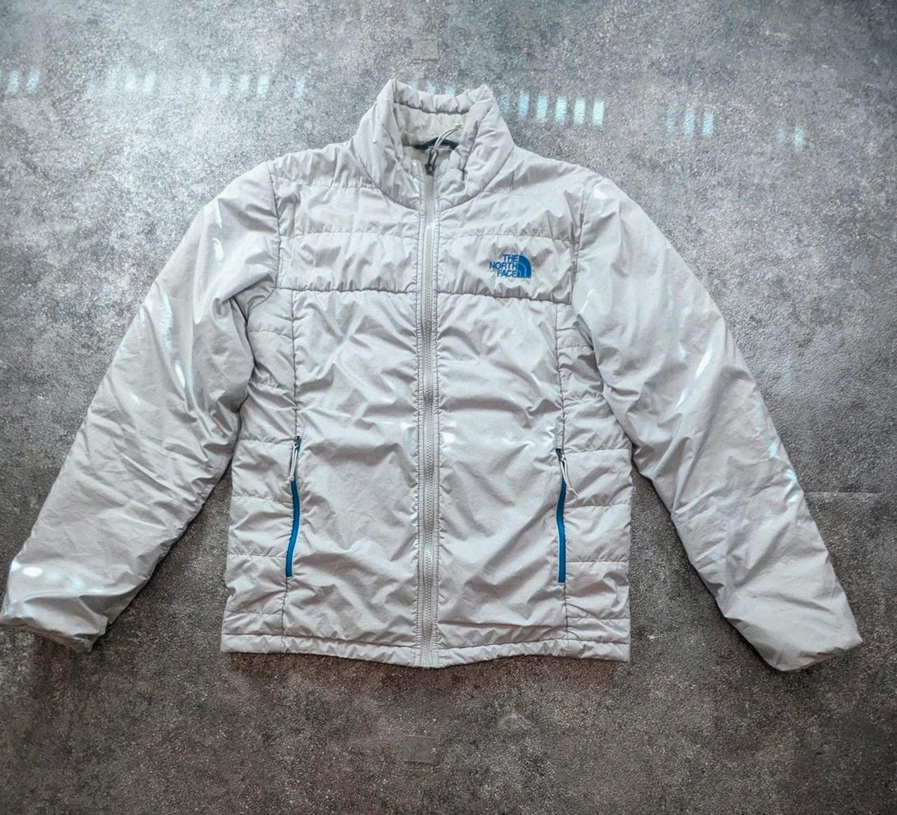 The North Face Doudoune Matelassée Homme S Gris Clair Outdoor Randonnée Streetwear Gorpcore – The North Face – taille S 2