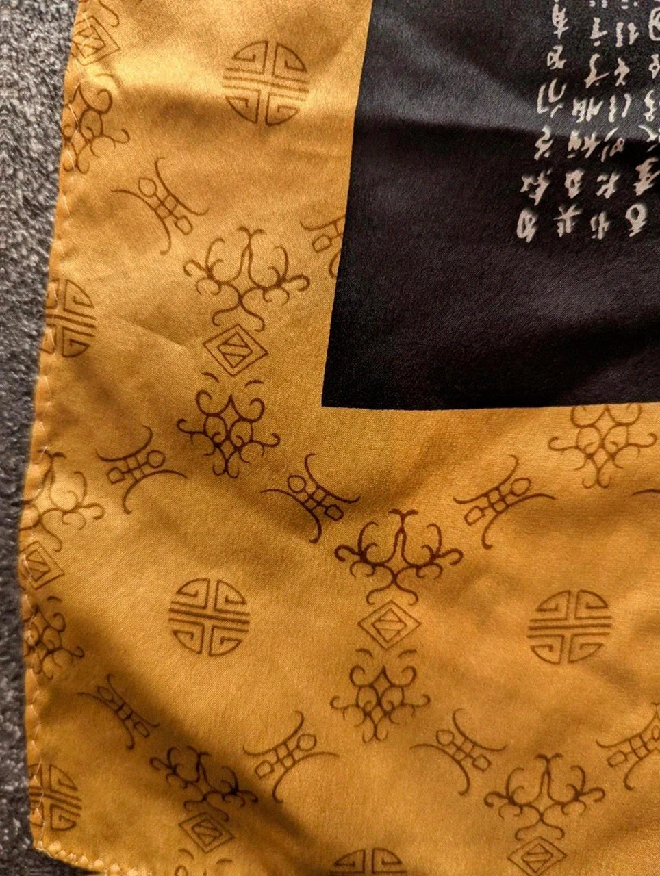 Foulard étole luxueux 100 % soie de Suzhou – calligraphie chinoise noir doré 165 / 52 cm – Vintage Dressing 4