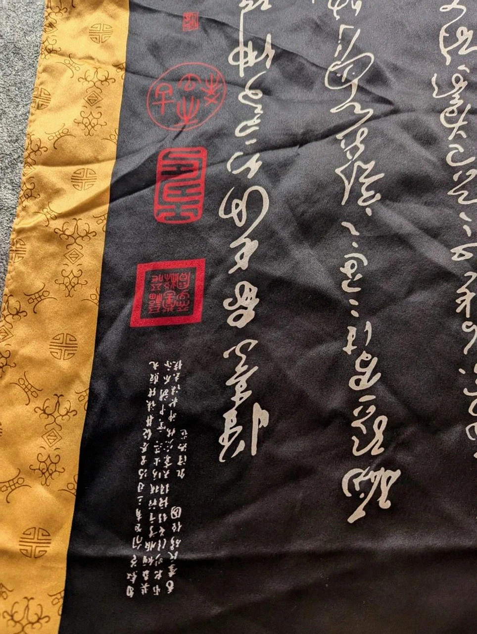Foulard étole luxueux 100 % soie de Suzhou – calligraphie chinoise noir doré 165 / 52 cm – Vintage Dressing 5