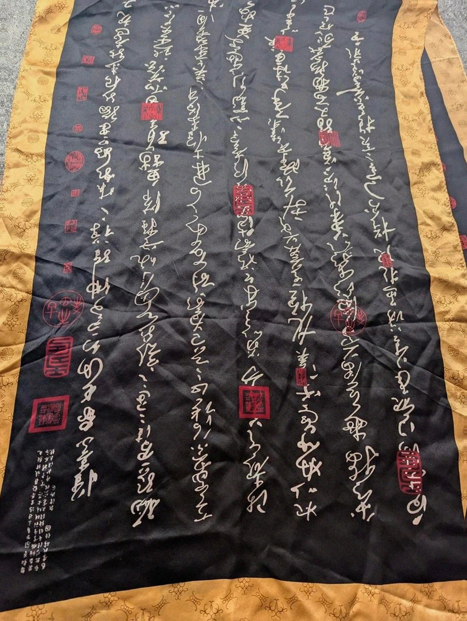 Foulard étole luxueux 100 % soie de Suzhou – calligraphie chinoise noir doré 165 / 52 cm – Vintage Dressing 3