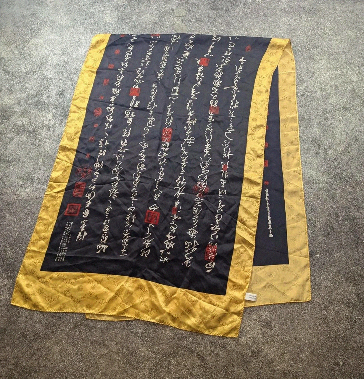 Foulard étole luxueux 100 % soie de Suzhou – calligraphie chinoise noir doré 165 / 52 cm – Vintage Dressing 2