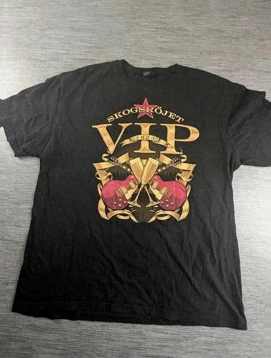 T-shirt noir Skogsröjet 2023 merch design guitares Vip vibe festival rock metal Gildan taille L