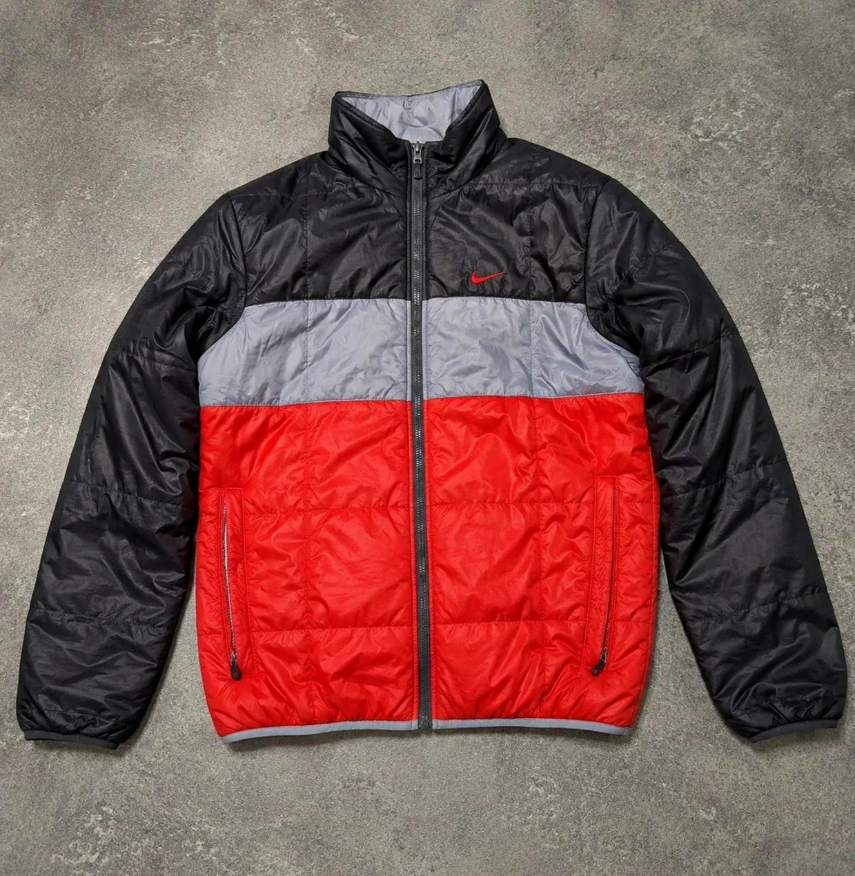 Doudoune Légère Nike Vintage Colorblock Puffer Rouge Gris Noir Y2K Sportswear – S