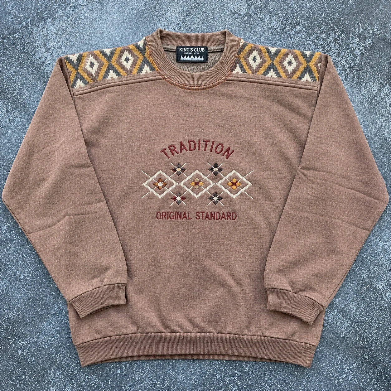 King's Club sweat vintage marron brodé jacquard géométrique S/M style 90s grandpa