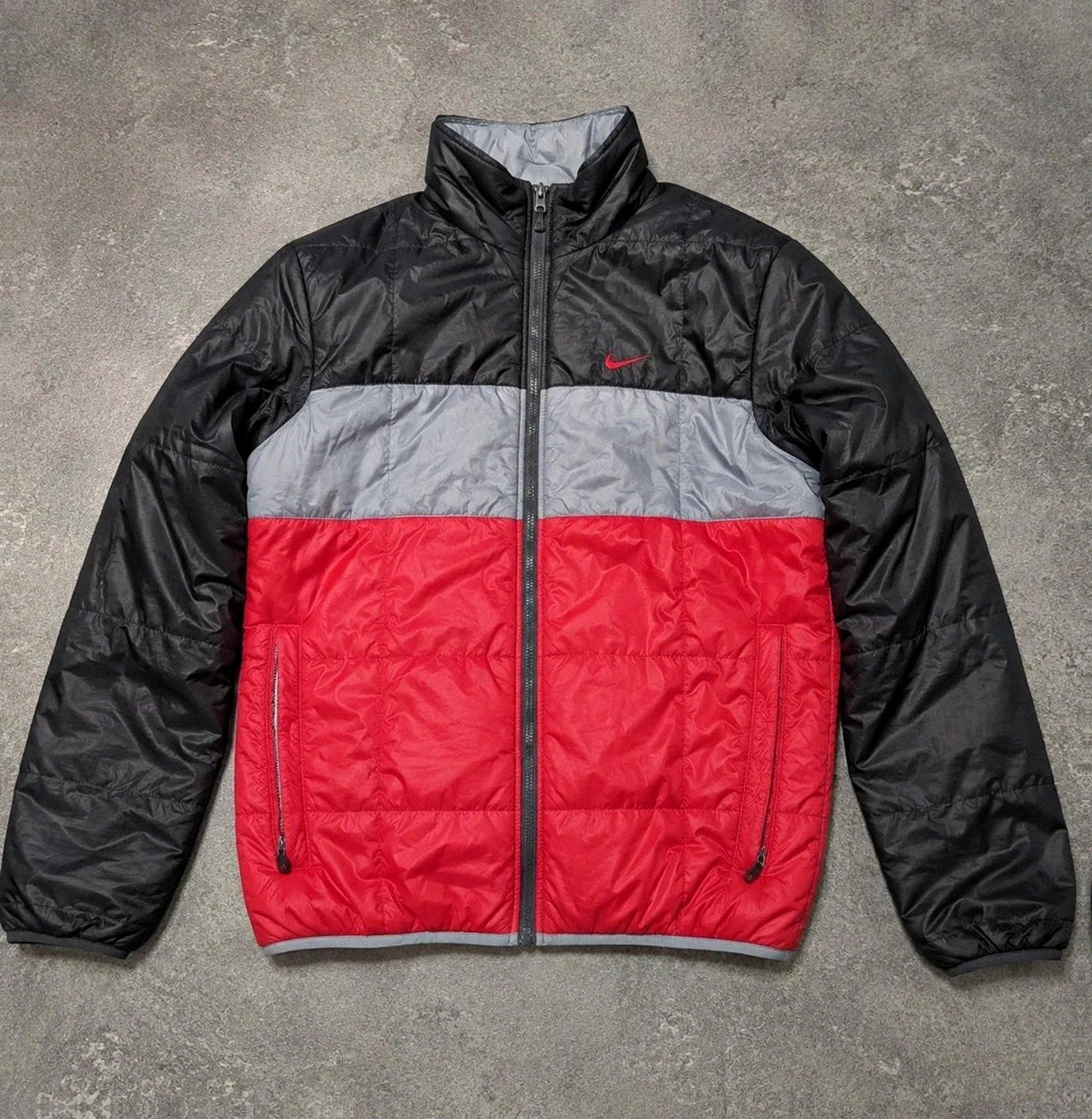 Doudoune Légère Nike Vintage Colorblock Puffer Rouge Gris Noir Y2K Sportswear – S