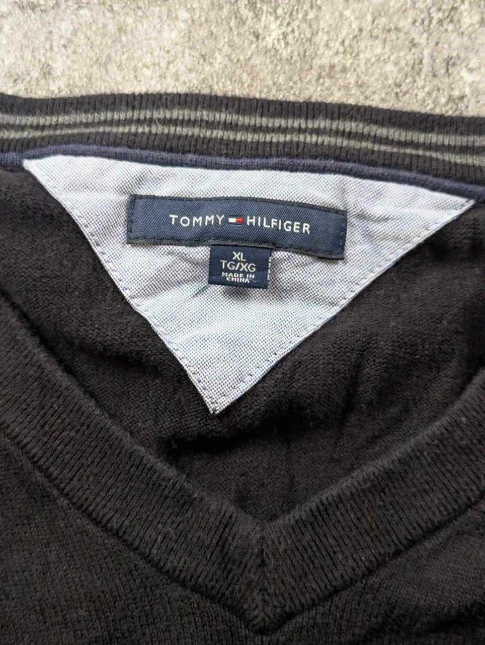 Pull Noir Tommy Hilfiger Homme Col V Brodé Logo Preppy Xl Classic Old Money – Tommy Hilfiger – taille XL 5