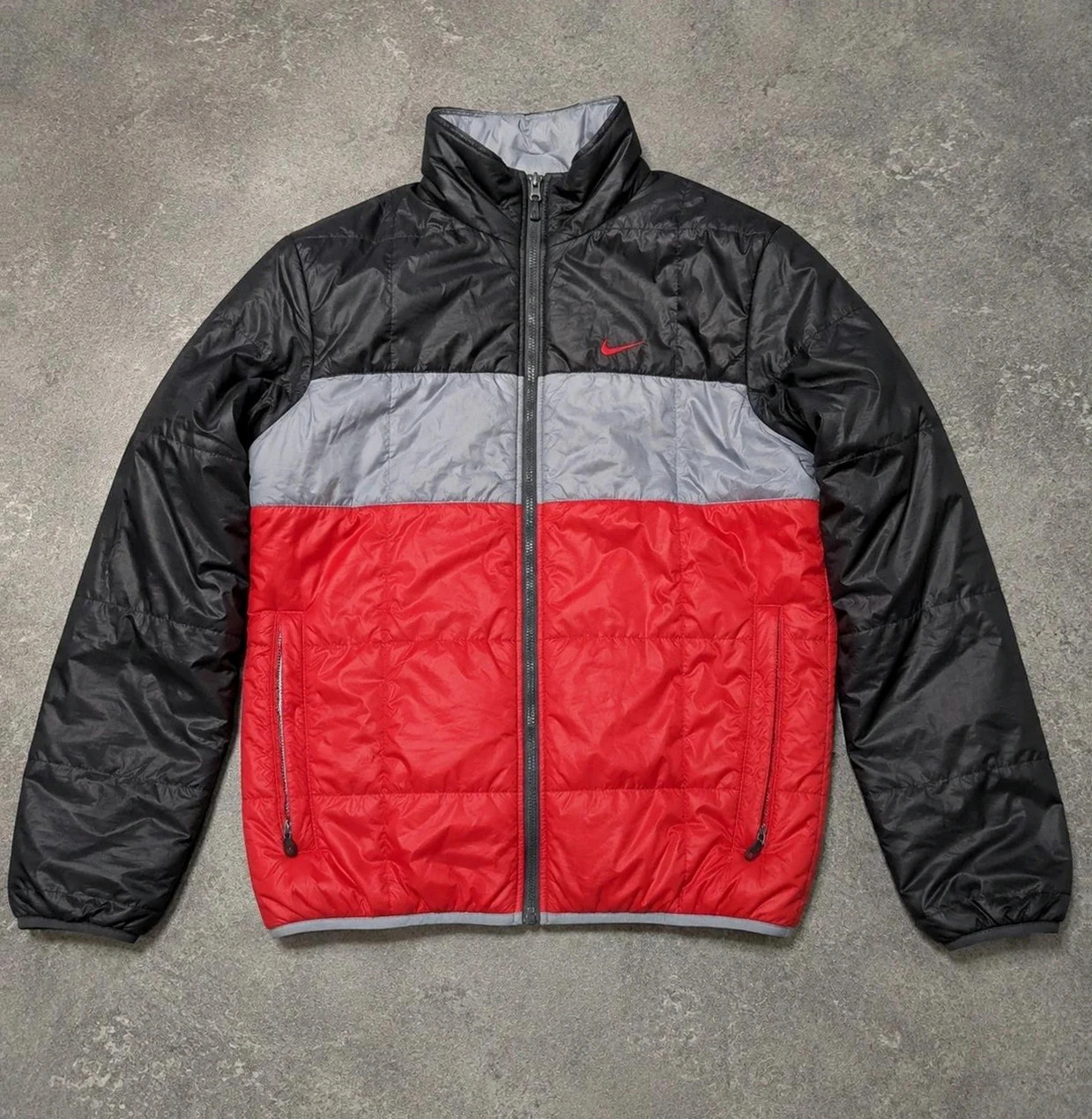 Doudoune Légère Nike Vintage Colorblock Puffer Rouge Gris Noir Y2K Sportswear – S
