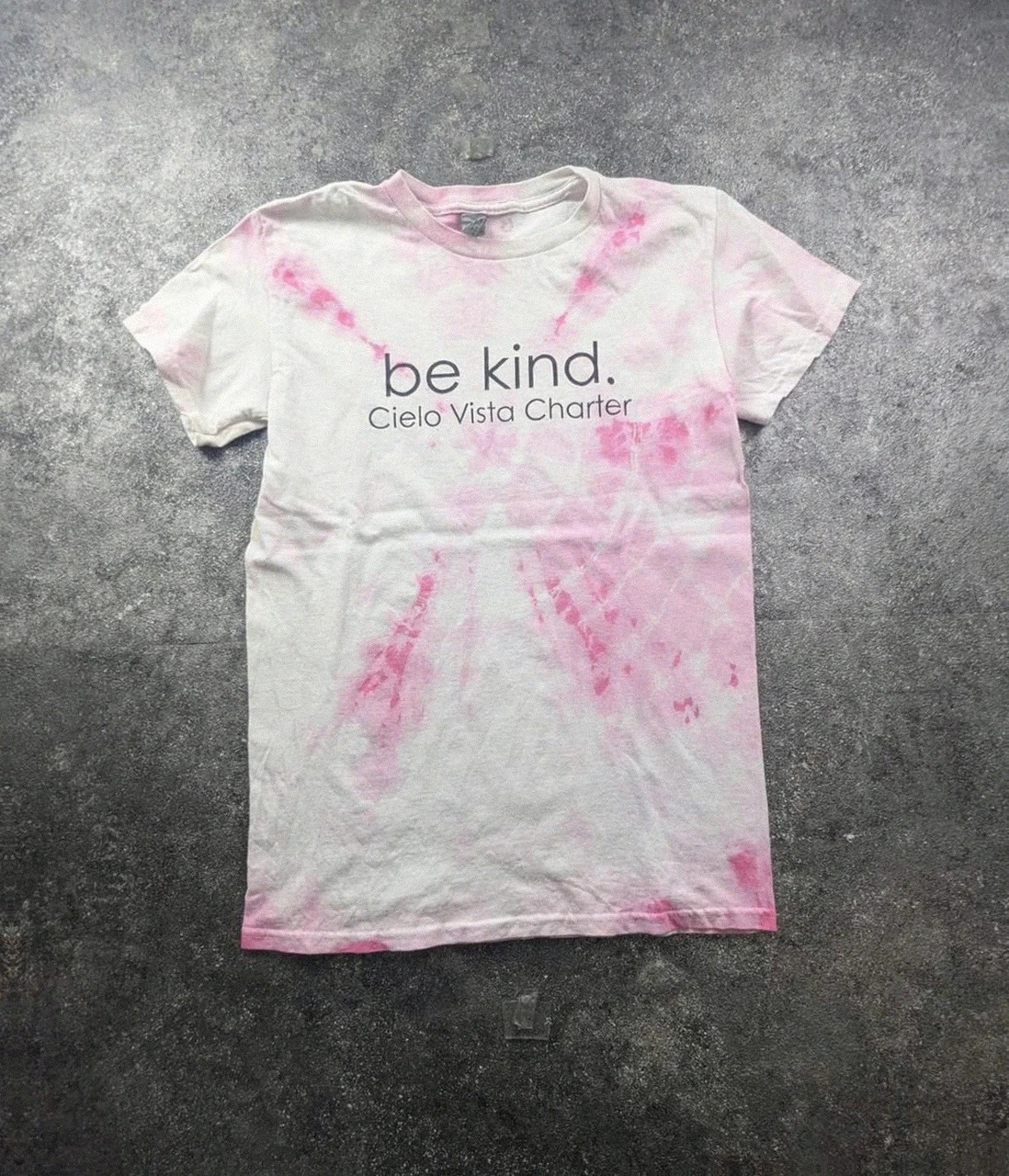 T-shirt Be Kind Tie Dye Cielo Vista Charter Rose Y2K Casual S made – Gildan – taille S / 36 / 8 2