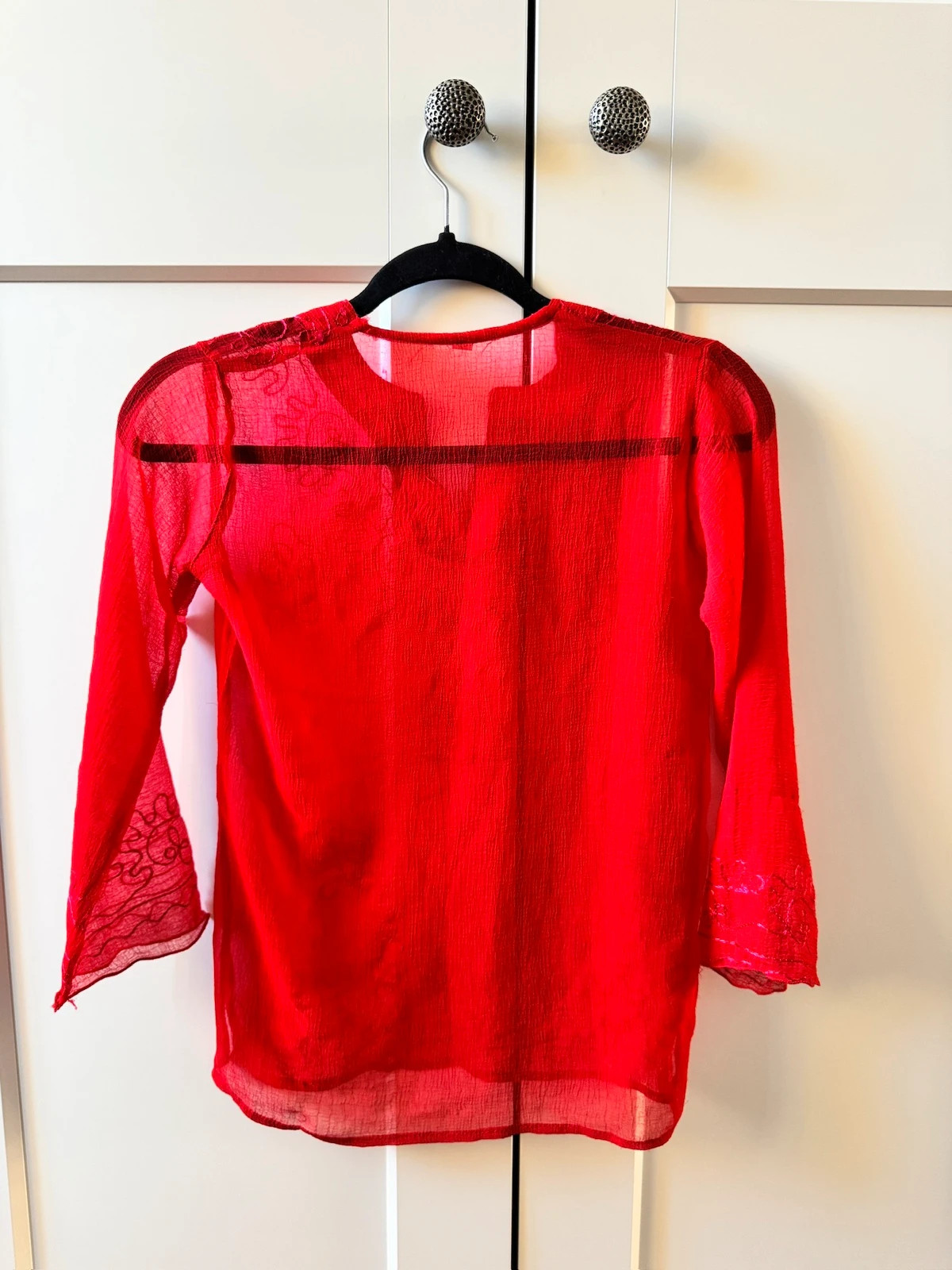 Chemisier vintage rouge texturé et brodé – Vintage Dressing – taille XS / 34 / 6 2