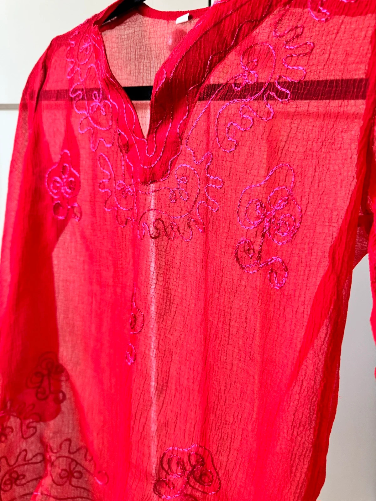 Chemisier vintage rouge texturé et brodé – Vintage Dressing – taille XS / 34 / 6 3