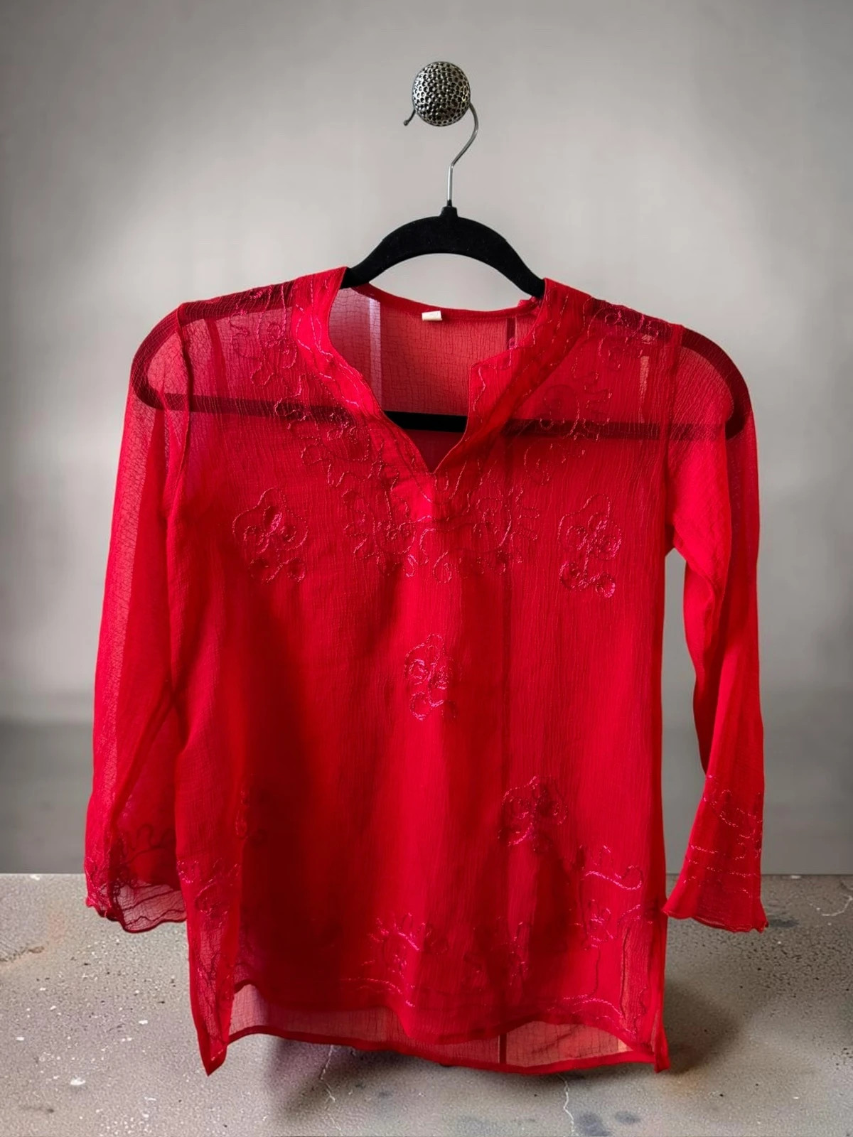 Chemisier vintage rouge texturé et brodé
