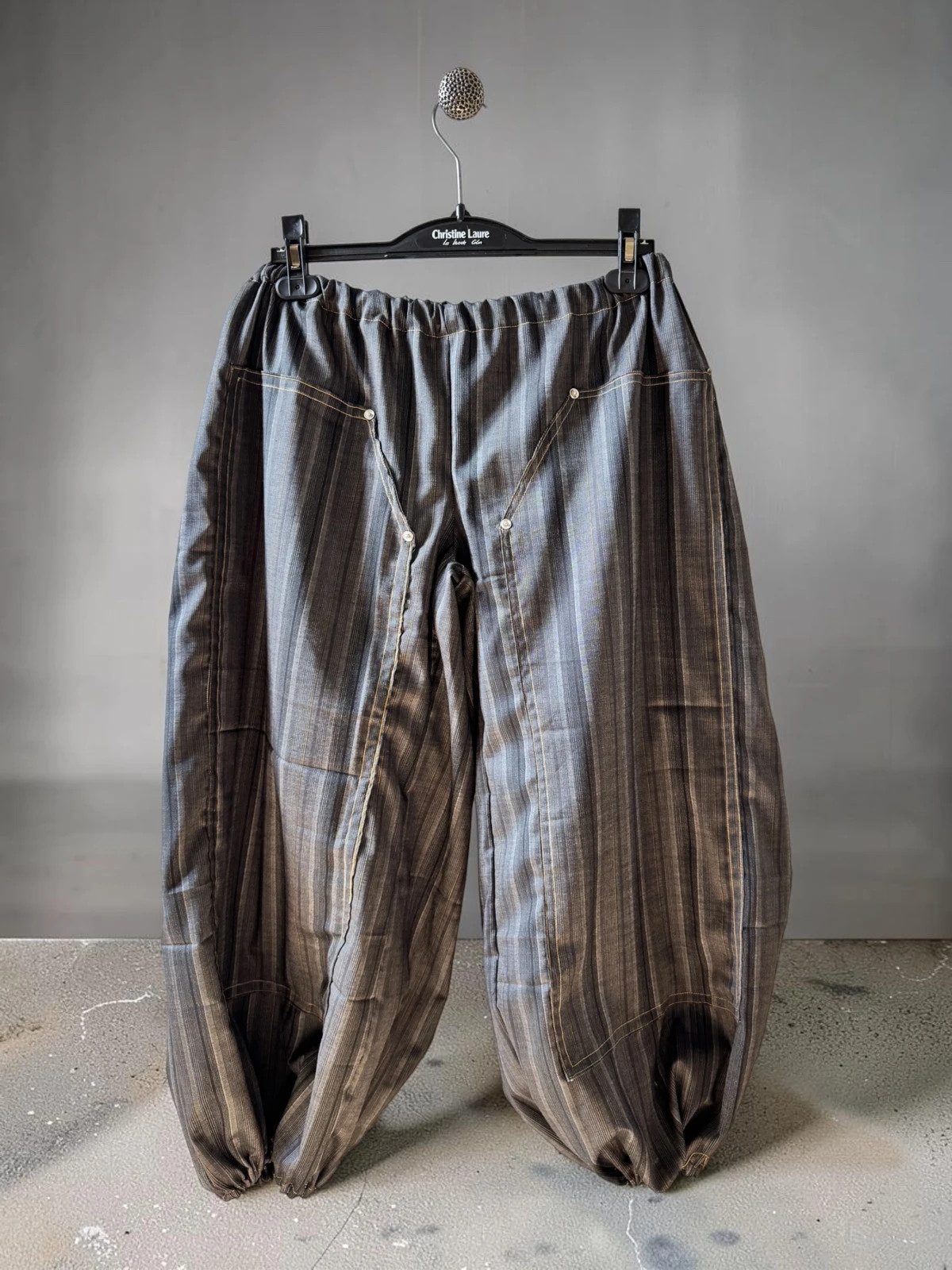 Pantalon sarouel/lantern asymétrique cousu main en laine mélangée