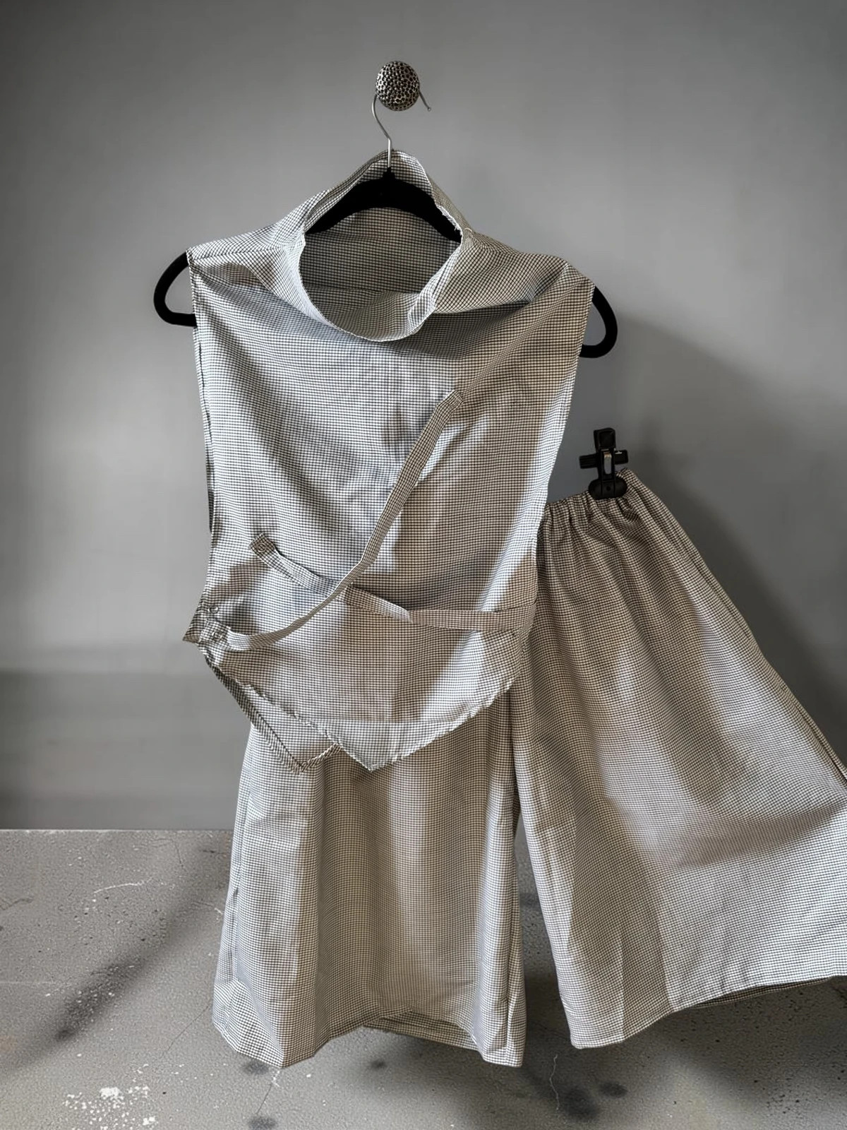 Ensemble avant-garde haut asymétrique et jort cousu main modèle unique