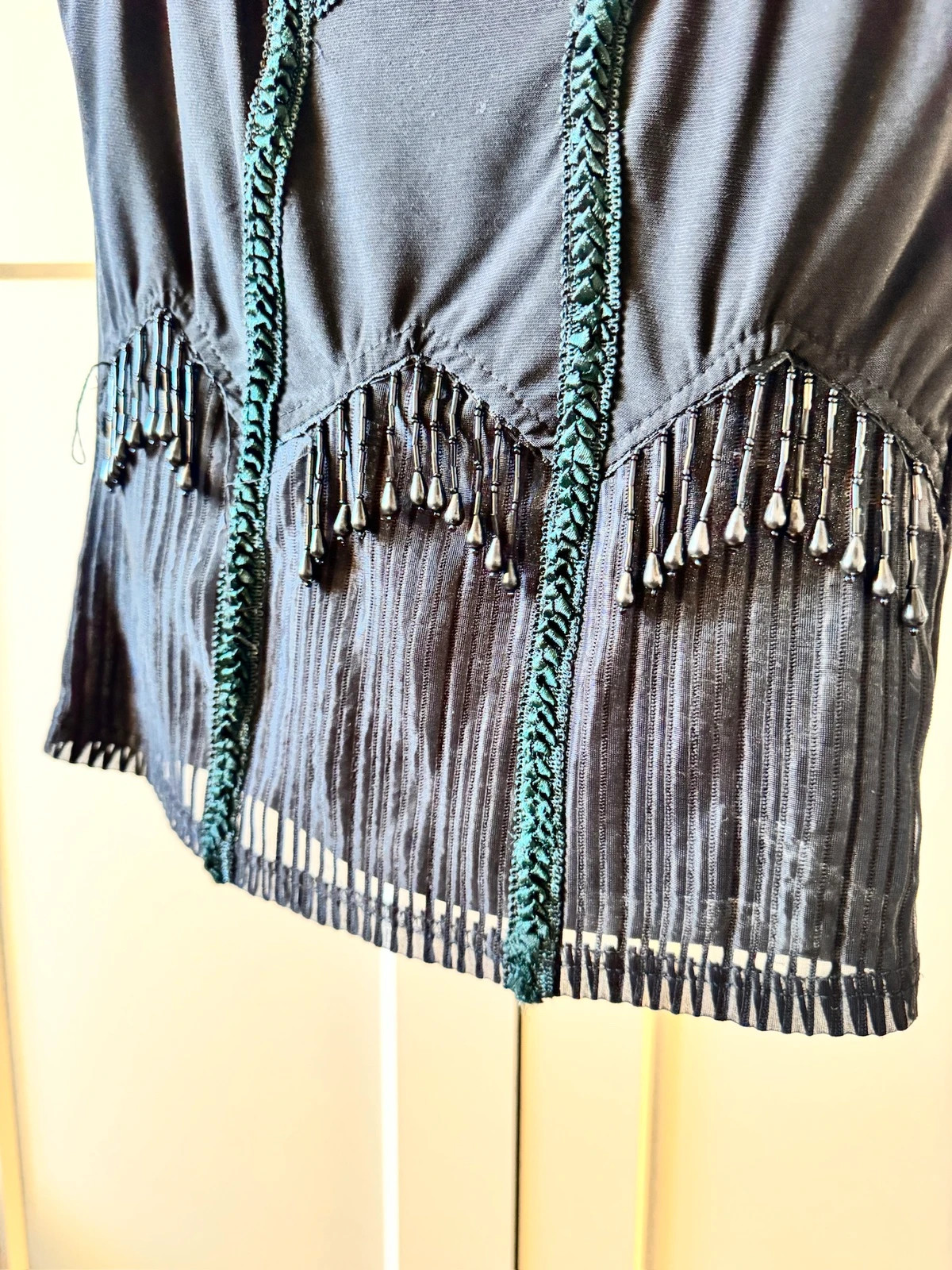 Top vintage noir à breloques et perles – Vintage Dressing – taille XS / 34 / 6 4