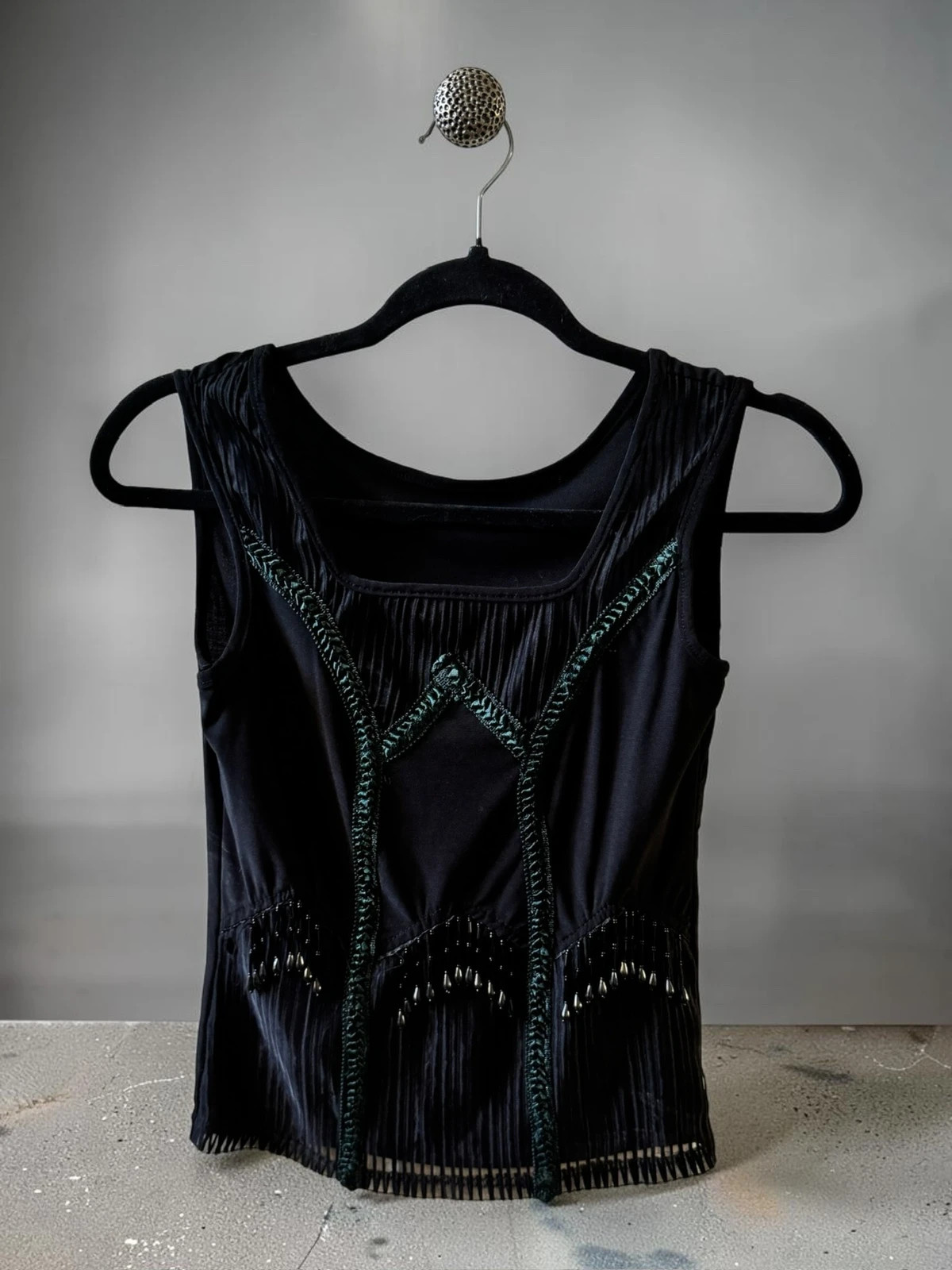 Top vintage noir à breloques et perles