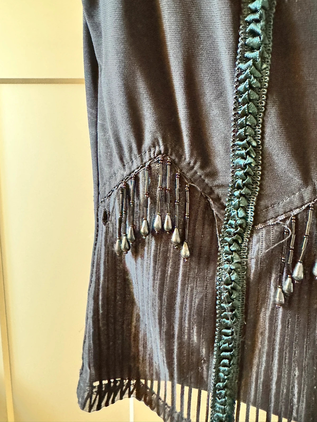 Top vintage noir à breloques et perles – Vintage Dressing – taille XS / 34 / 6 5