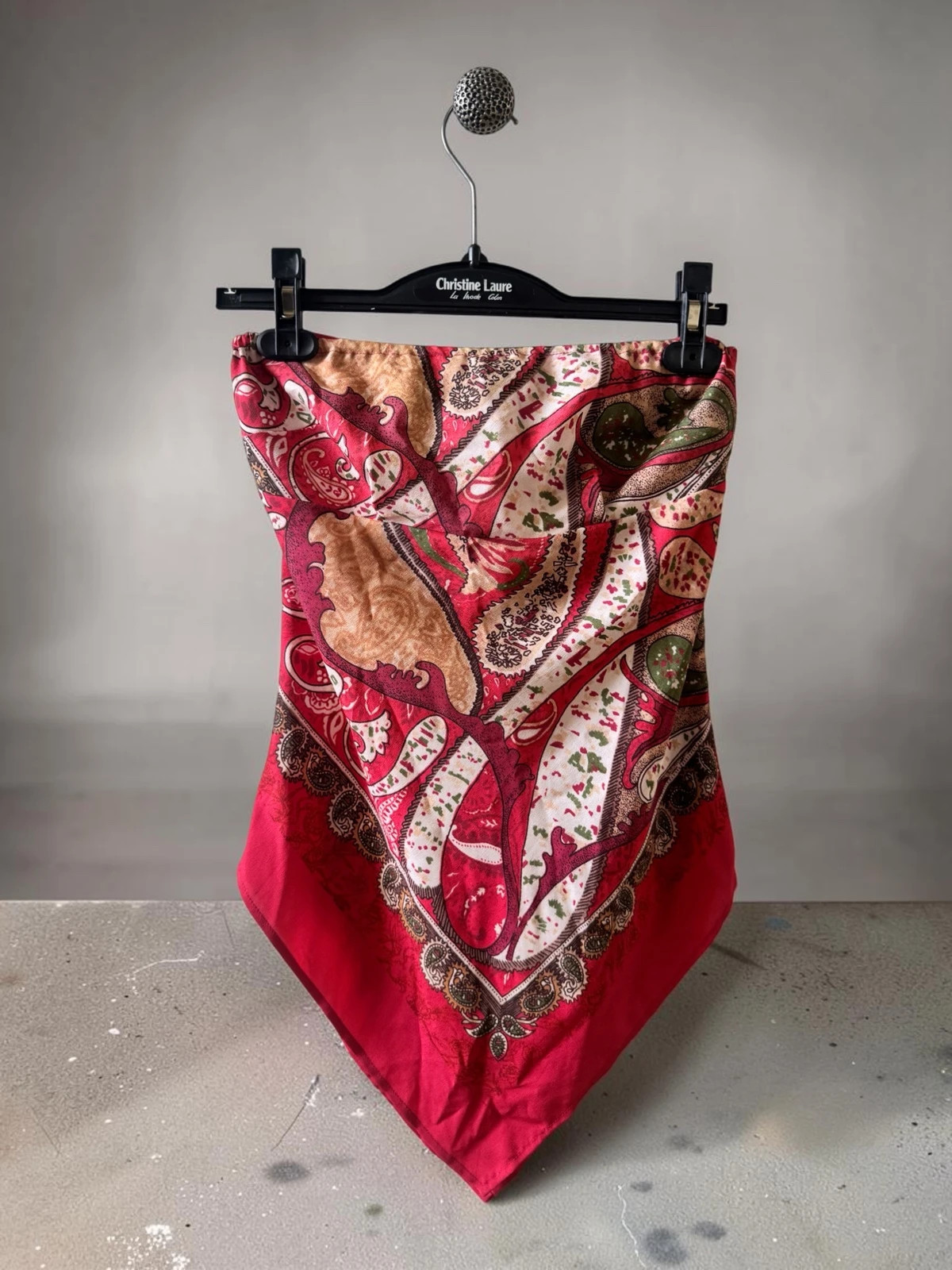 Top bustier asymétrique vintage style foulard paisley rouge