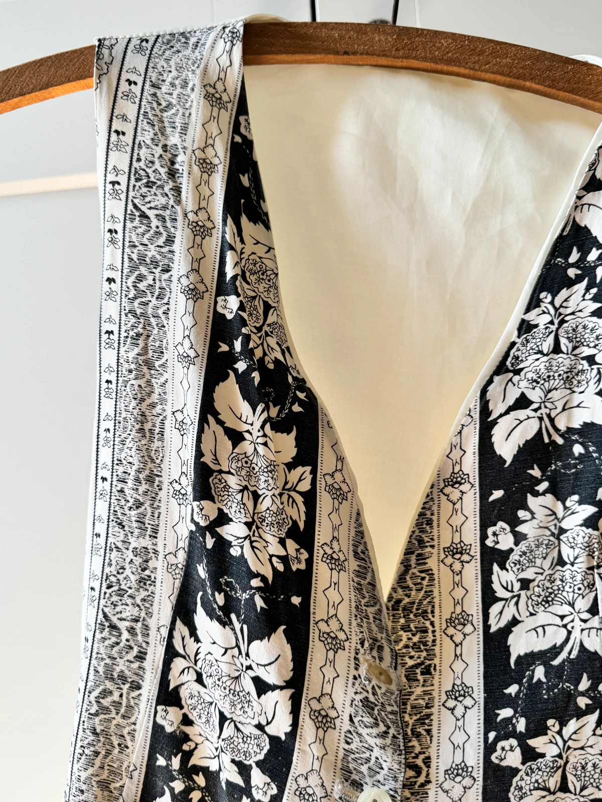 Gilet de costume tailleur noir blanc imprimé fleuri nœud dos – Vintage Dressing – taille S / 36 / 8 3
