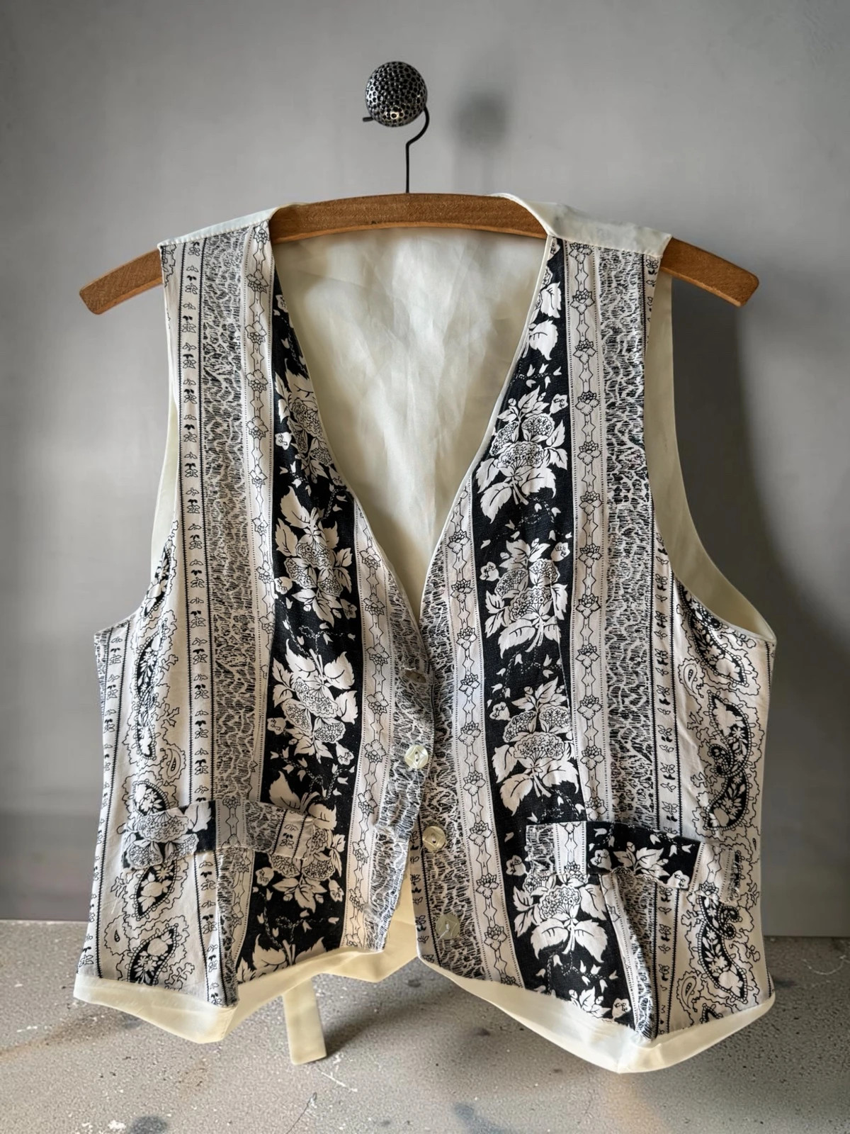 Gilet de costume tailleur noir blanc imprimé fleuri nœud dos