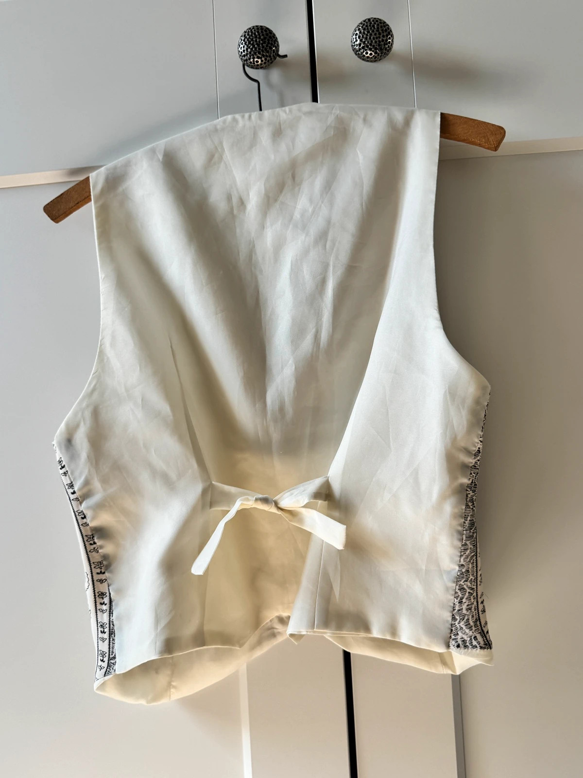 Gilet de costume tailleur noir blanc imprimé fleuri nœud dos – Vintage Dressing – taille S / 36 / 8 2