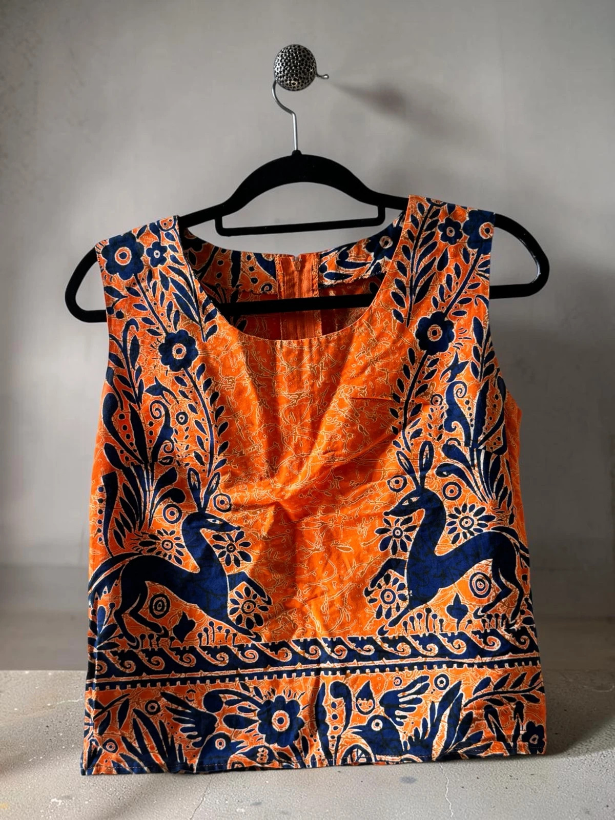 Top court sans manches vintage orange bleu imprimé animaux folklore