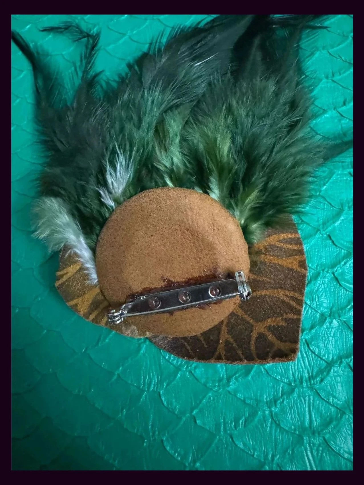 Broche cuero y plumas vintage 🦋 – Vintage Dressing 3