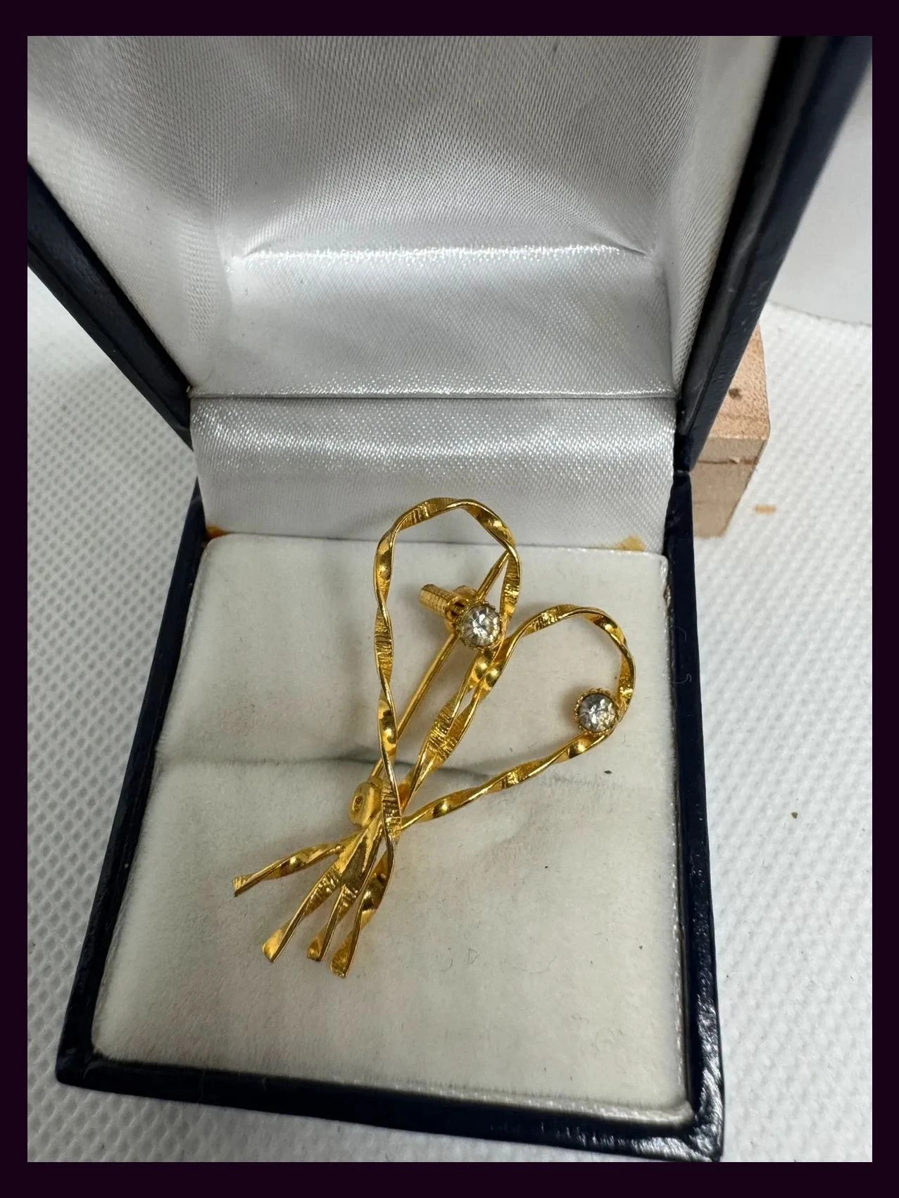 Broche dorado vintage 🦋 – Vintage Dressing 2