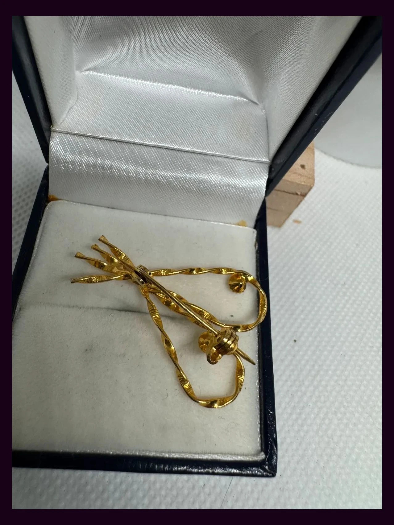Broche dorado vintage 🦋 – Vintage Dressing 3