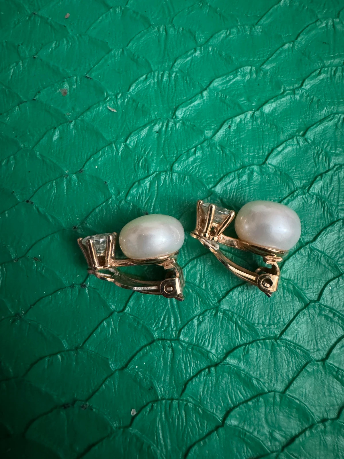 Pendientes clip vintage baño oro con perla real 🦋 – Vintage 4