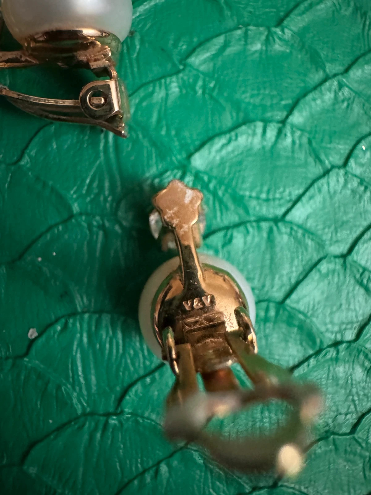 Pendientes clip vintage baño oro con perla real 🦋 – Vintage 5