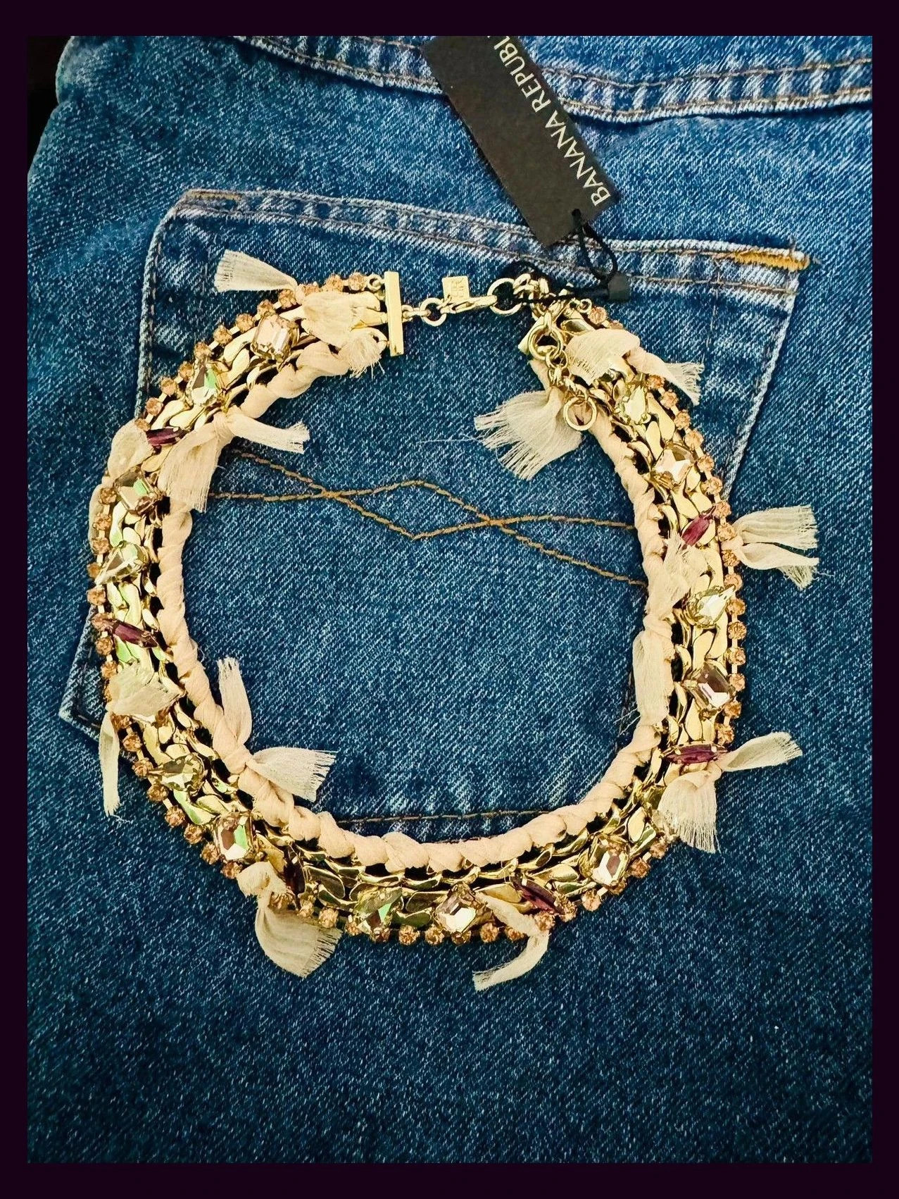 Collar dorado con piedras y seda de marca Banana Repúblic 🦋 – Banana Republic