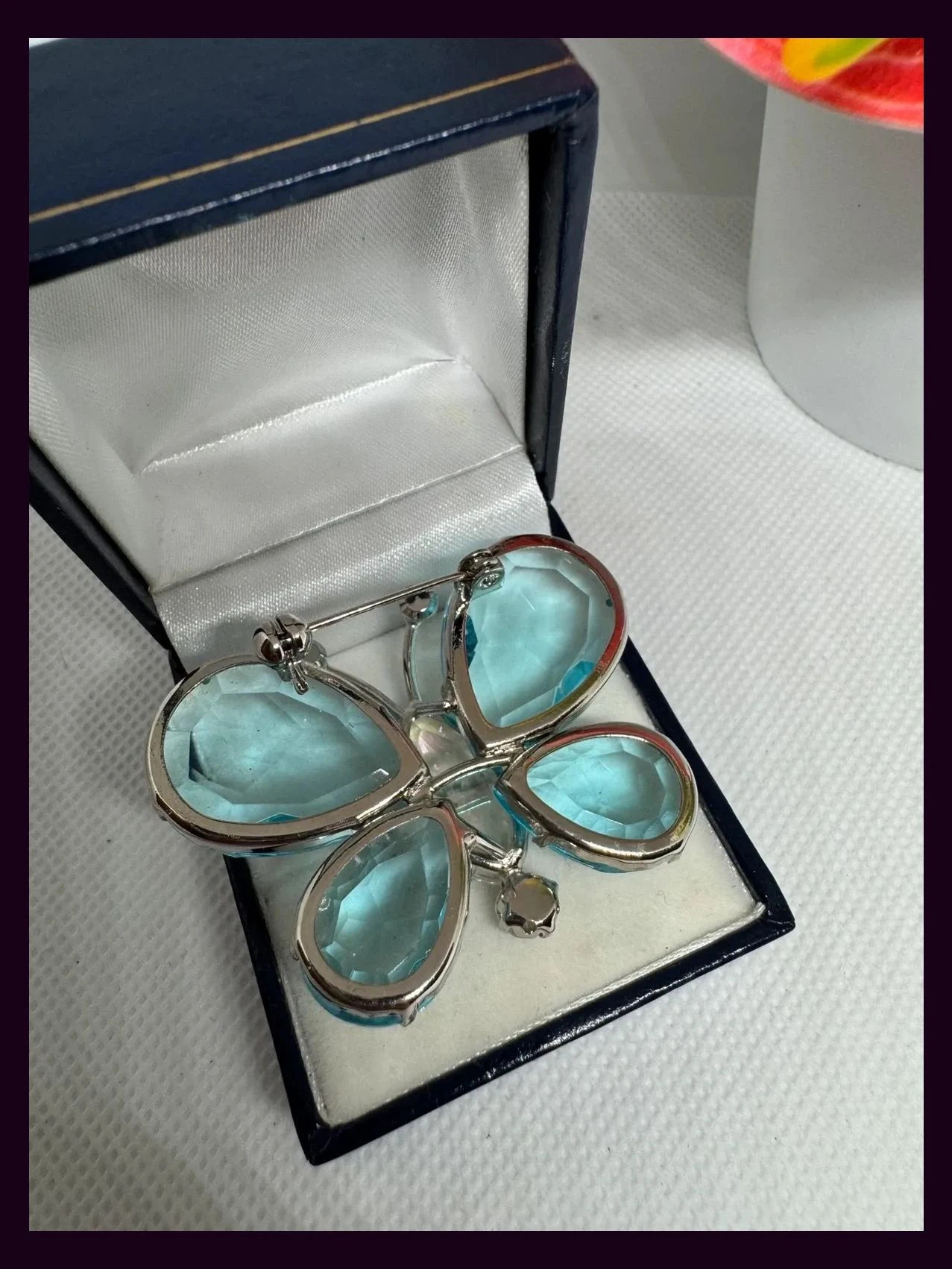 Broche vintage de acero y cristal 🦋 – Vintage 4