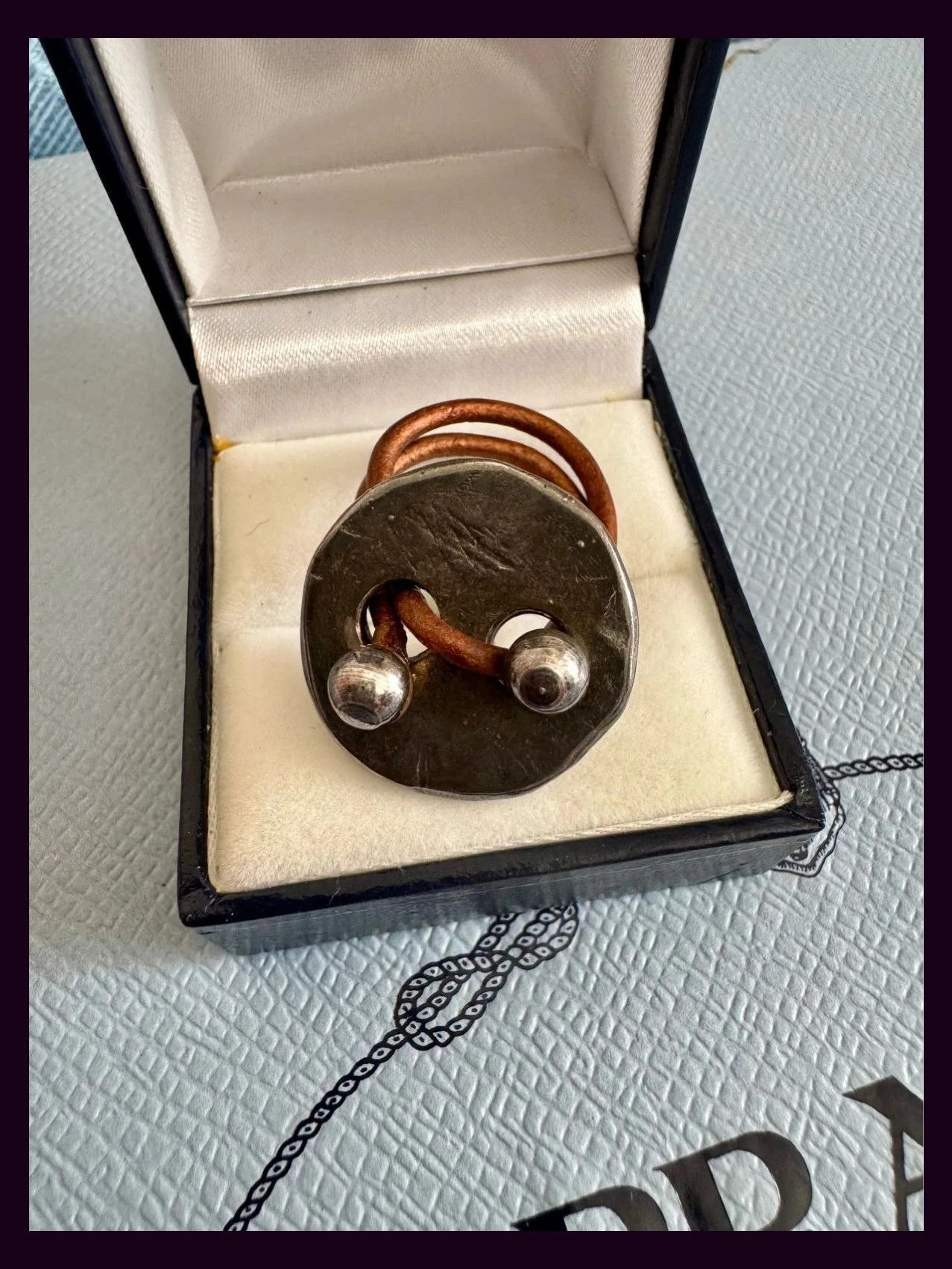 Anillo vintage alpaca y cuero 🦋