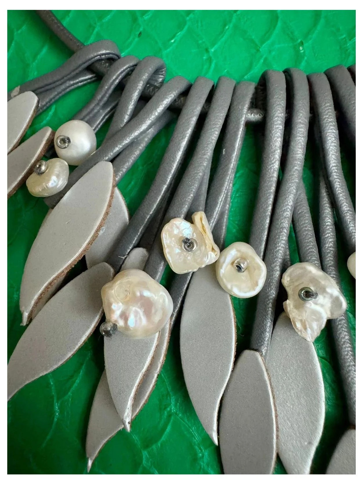 Collar cuero y perlas naturales 🦋 – La Boutique 3