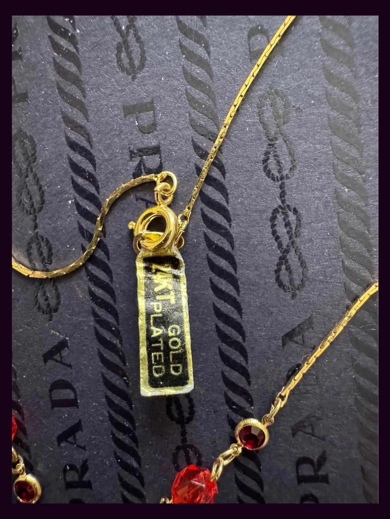 Collar chapado oro 24k con piedrecitas rojas 🦋 – Vintage 3