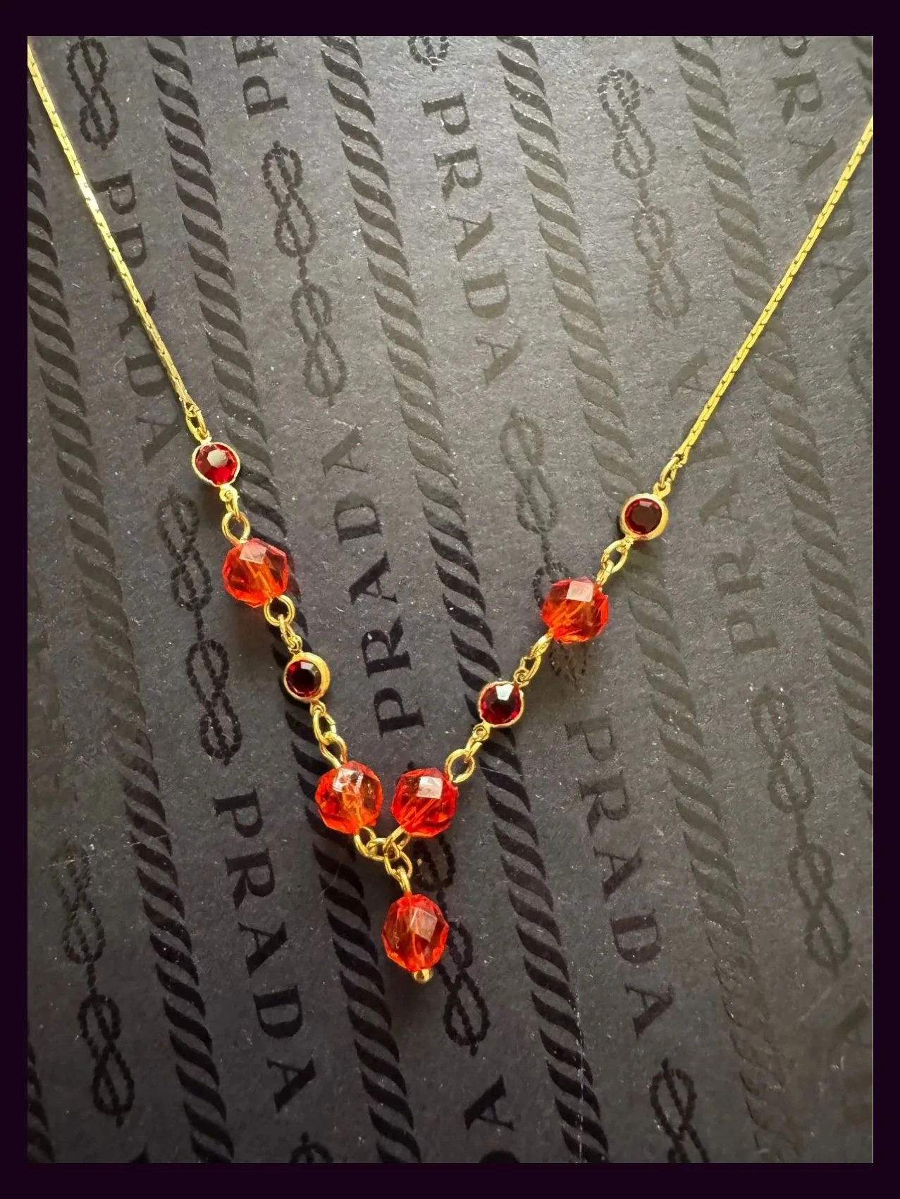 Collar chapado oro 24k con piedrecitas rojas 🦋 – Vintage 2