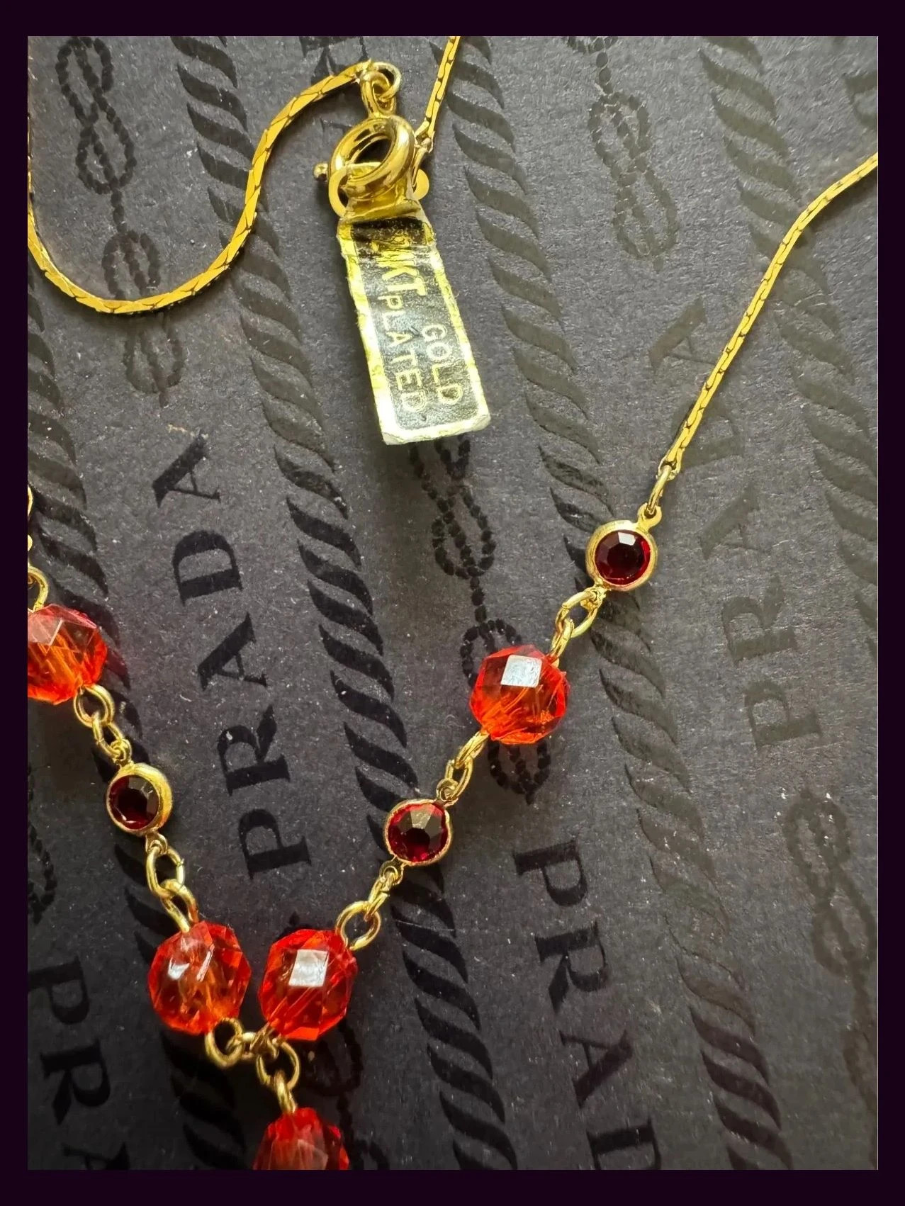 Collar chapado oro 24k con piedrecitas rojas 🦋 – Vintage 4