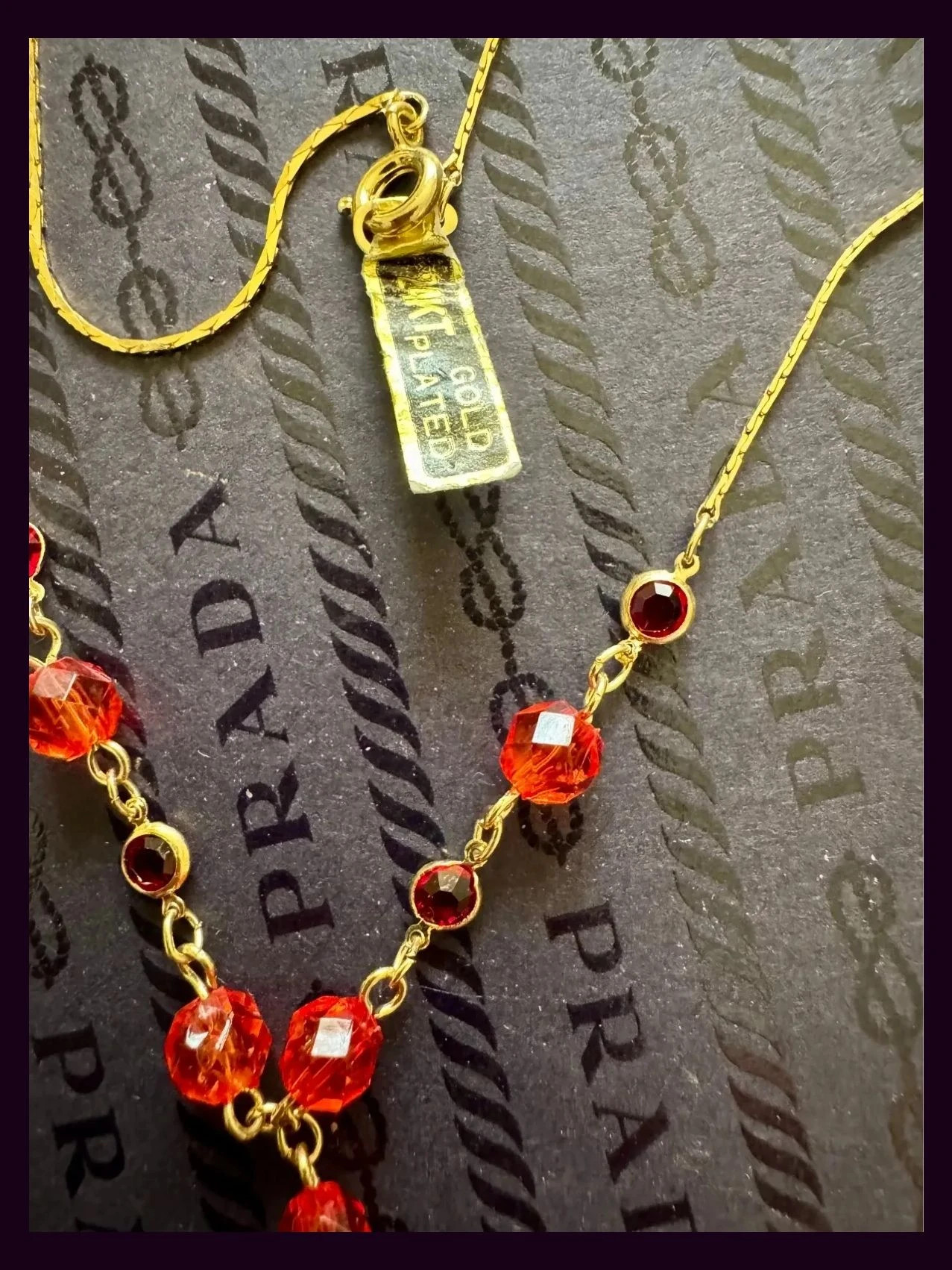 Collar chapado oro 24k con piedrecitas rojas 🦋 – Vintage 5